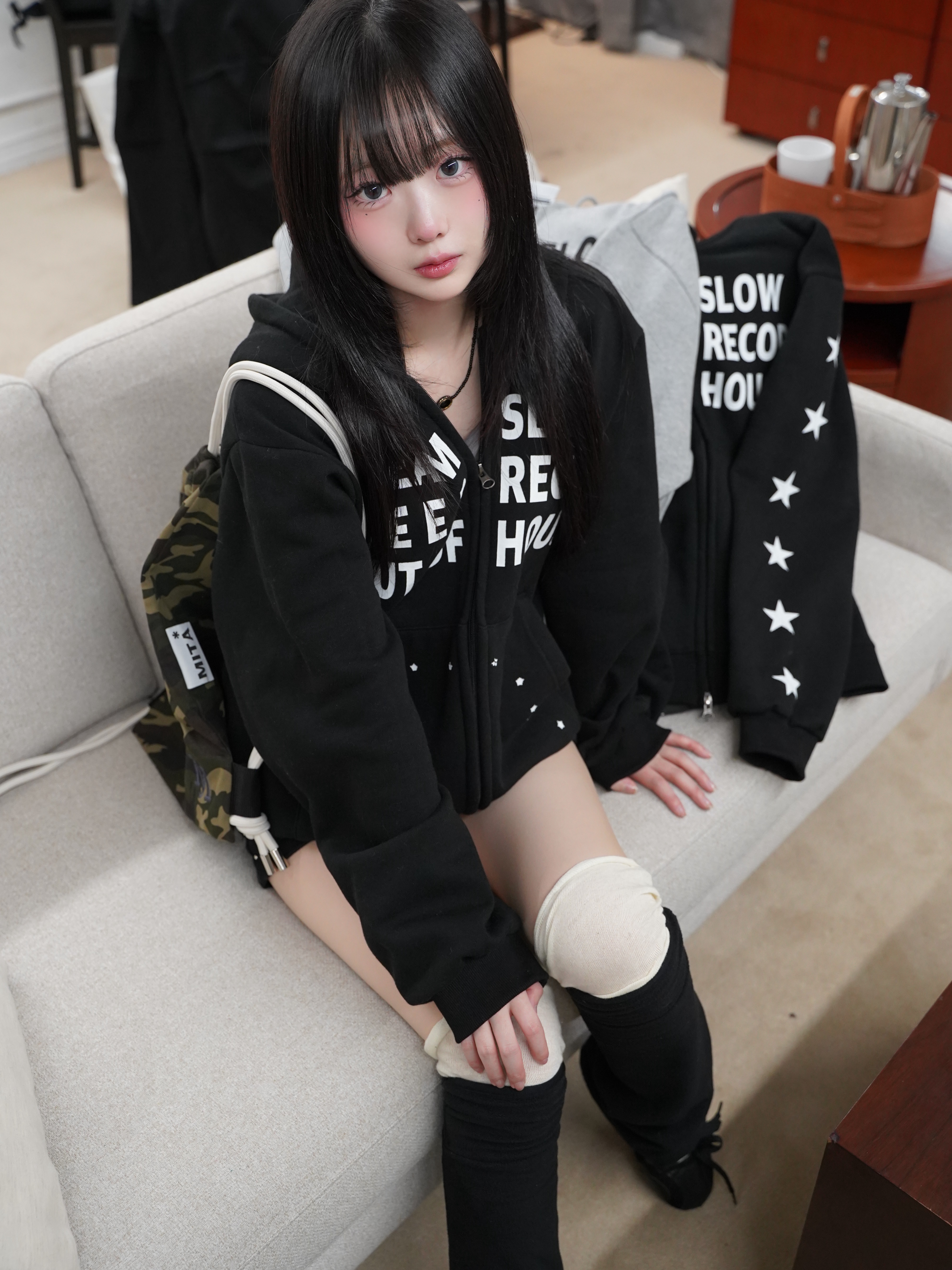 SLOW RECORD HOUSE Typo Star Hood Zip-up Black 착용 스타일 - 7