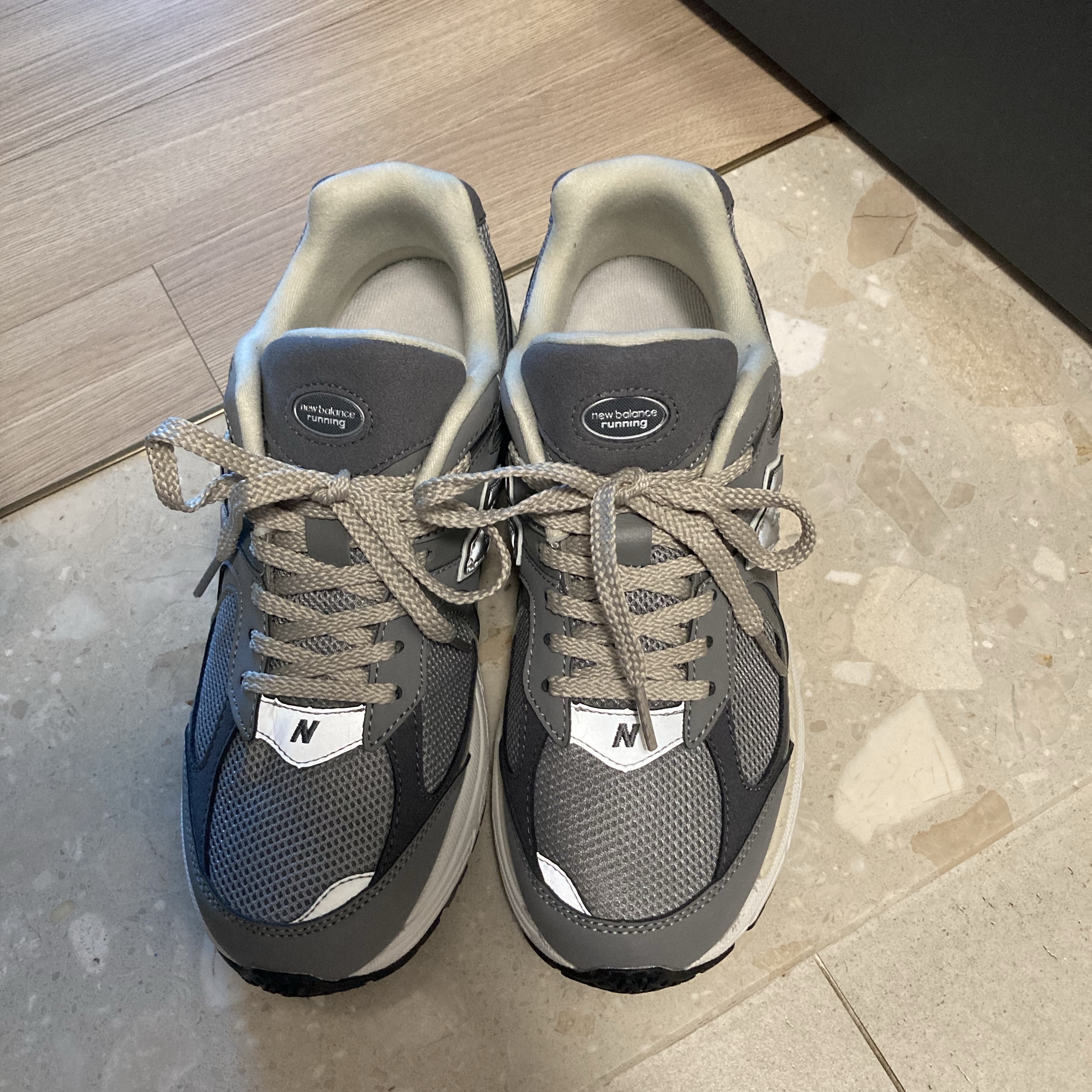New Balance 2002R Premium Vintage Grey 착용 스타일 - 2
