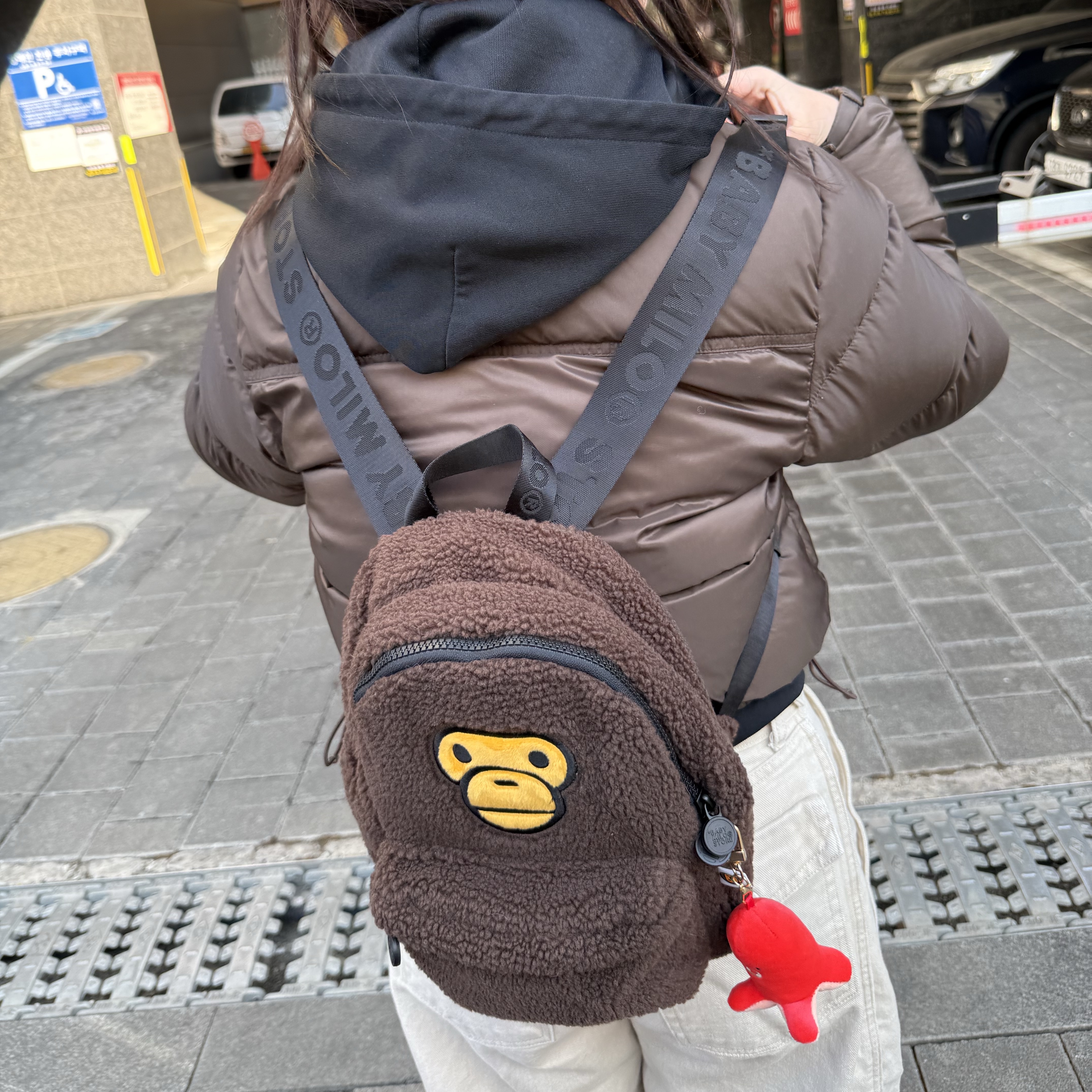 BAPE Baby Milo Mini Fur Backpack Brown 착용 스타일 - 3