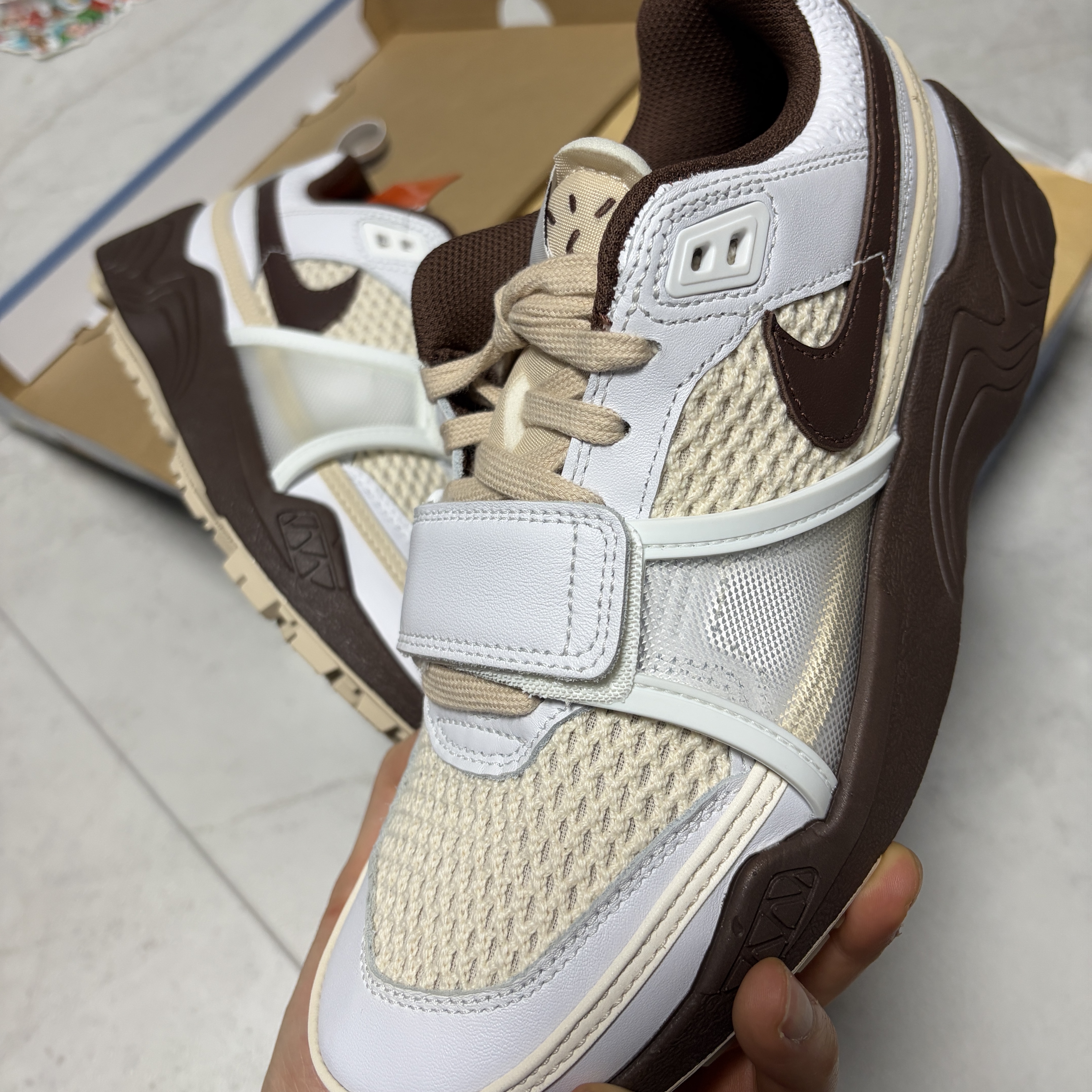 Nike x Travis Scott Zoom Field Jaxx White and Light Chocolate 착용 스타일