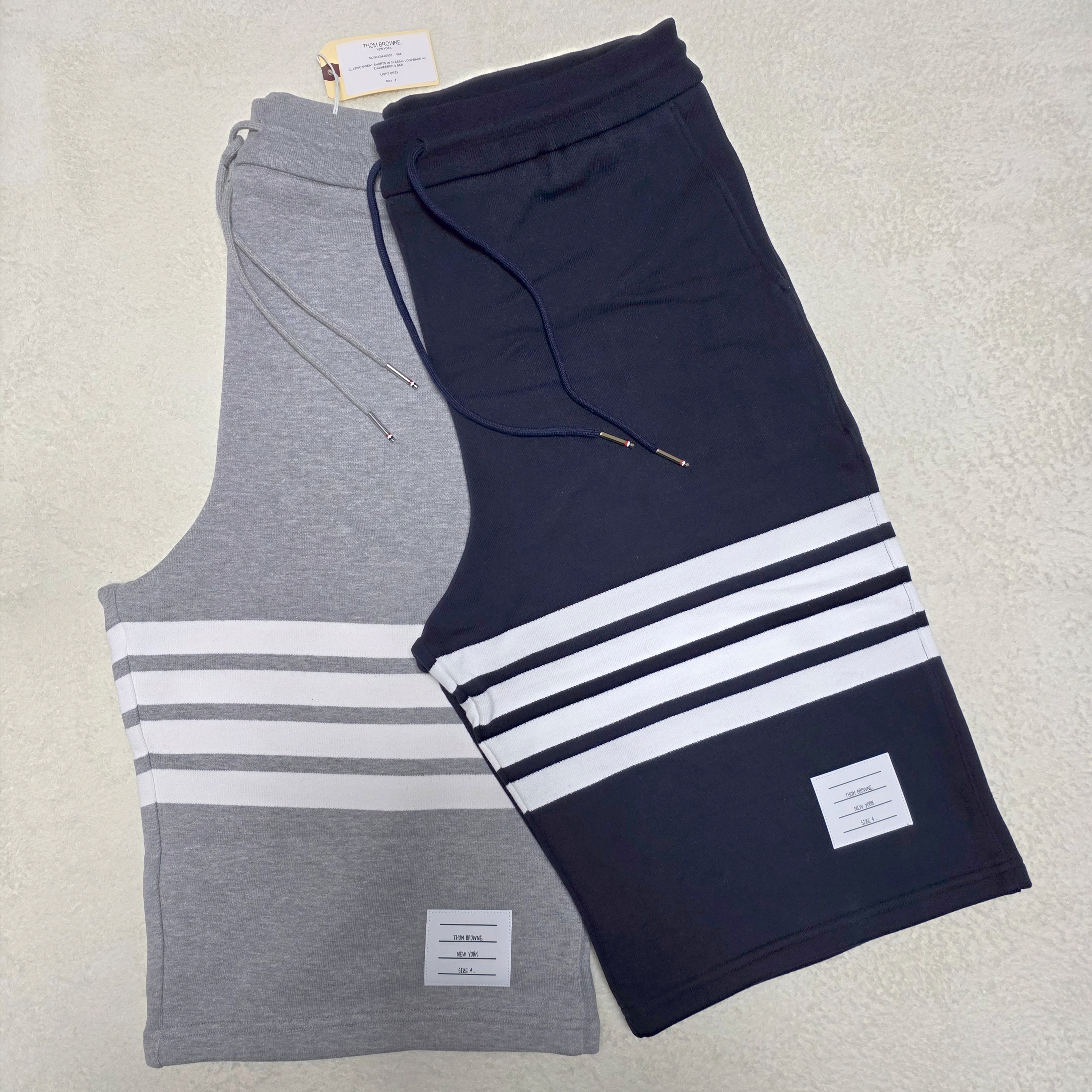 Thom Browne Cotton Loopback Knit Engineered 4-Bar Sweatshorts Light Grey, Thom Browne Cotton LoopBack Knit Engineered 4-Bar Sweatshorts Navy 착용 스타일 - 1