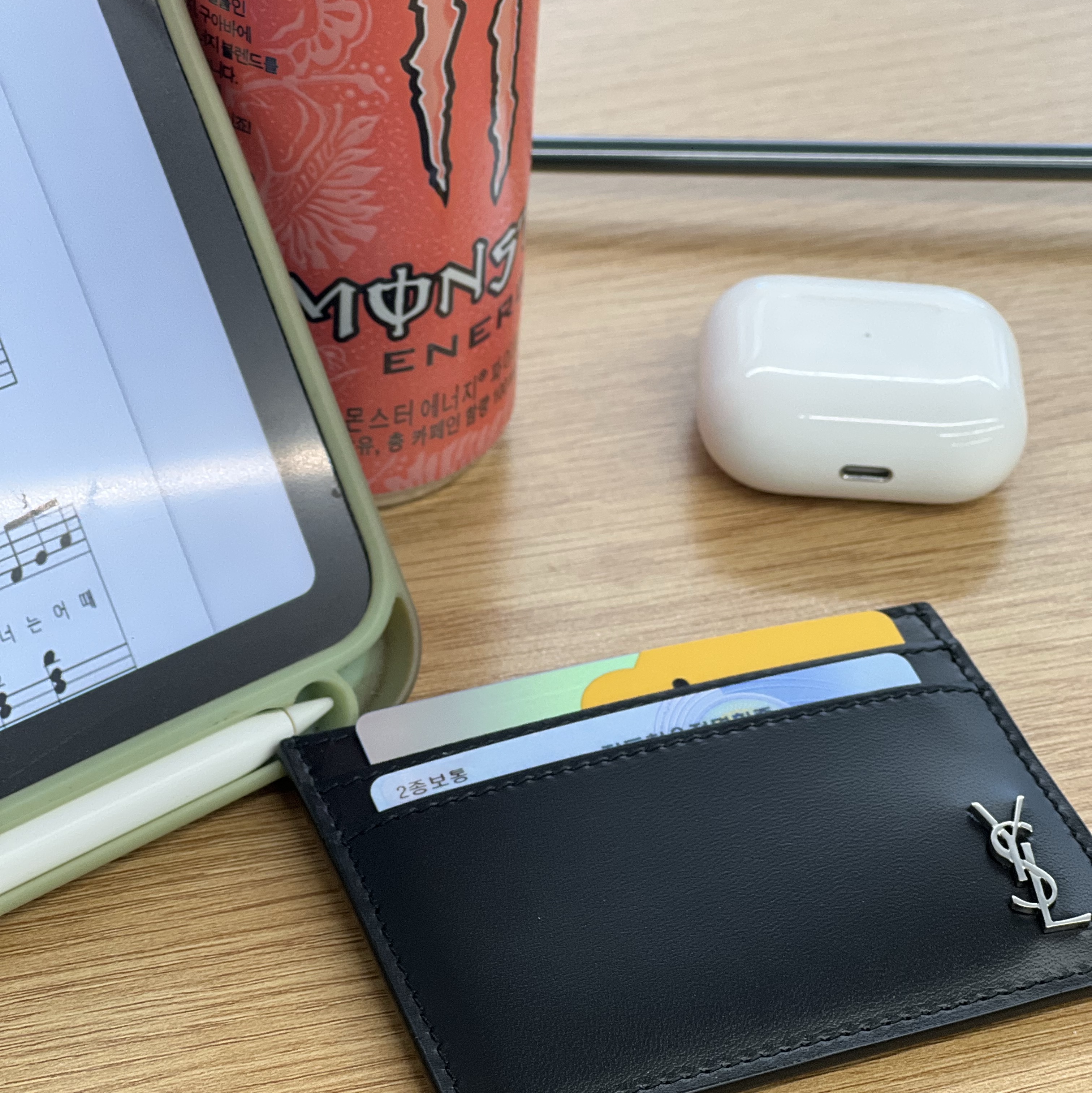 Saint Laurent Tiny Silver Monogram Card Case in Matte Leather Black 착용 스타일 - 2