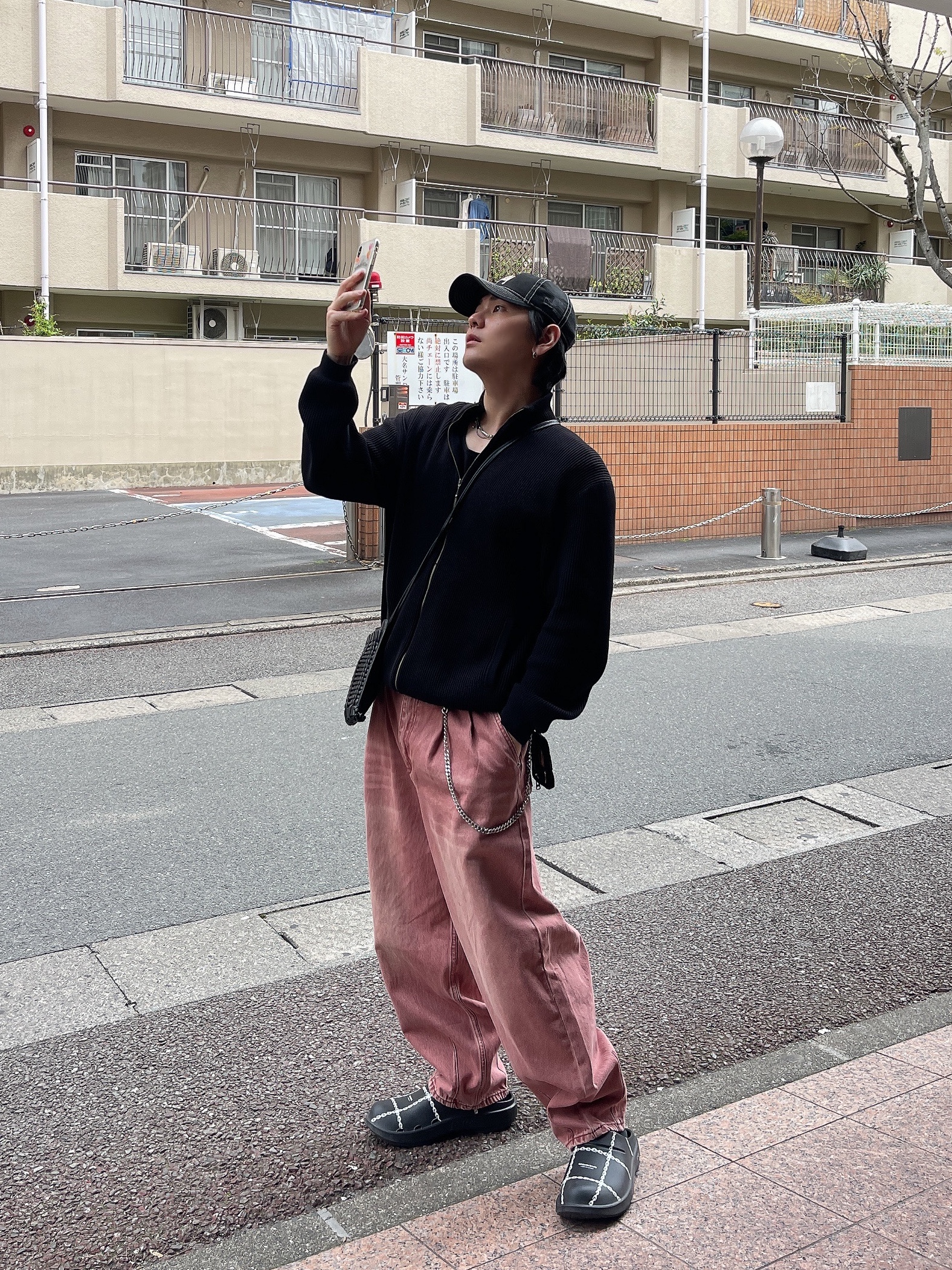 Oofos x Undercover Clog Black, Stussy New Era 9twenty Basic Trucker Black 착용 스타일 - 1