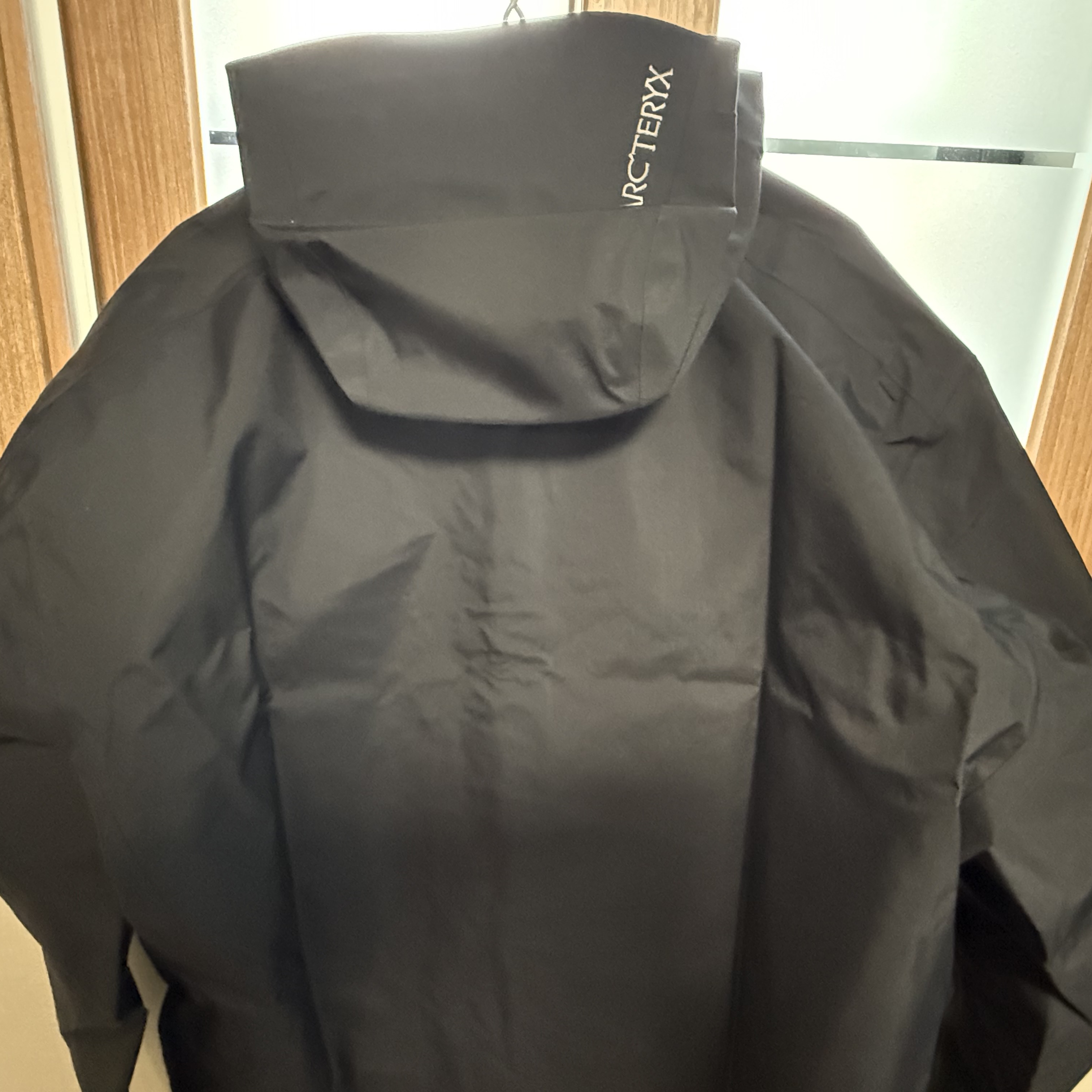 Arc'teryx Beta Jacket Black 착용 스타일 - 2