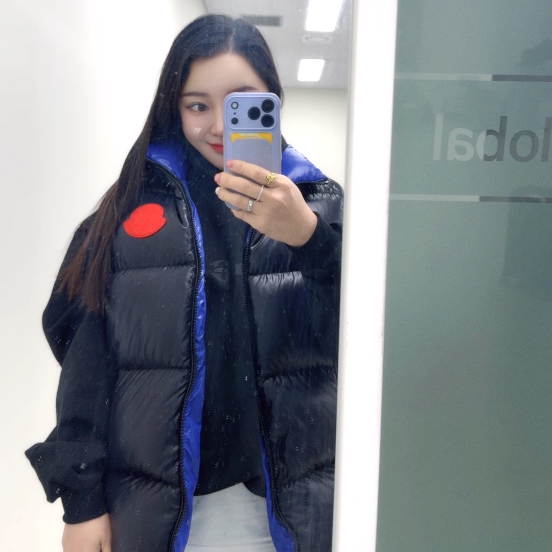 Yeezy x Gosha Rubchinskiy YZY Black Dogs Hoodie Black, [15% 쿠폰] Moncler Sumido Down Vest Black - 24FW 착용 스타일