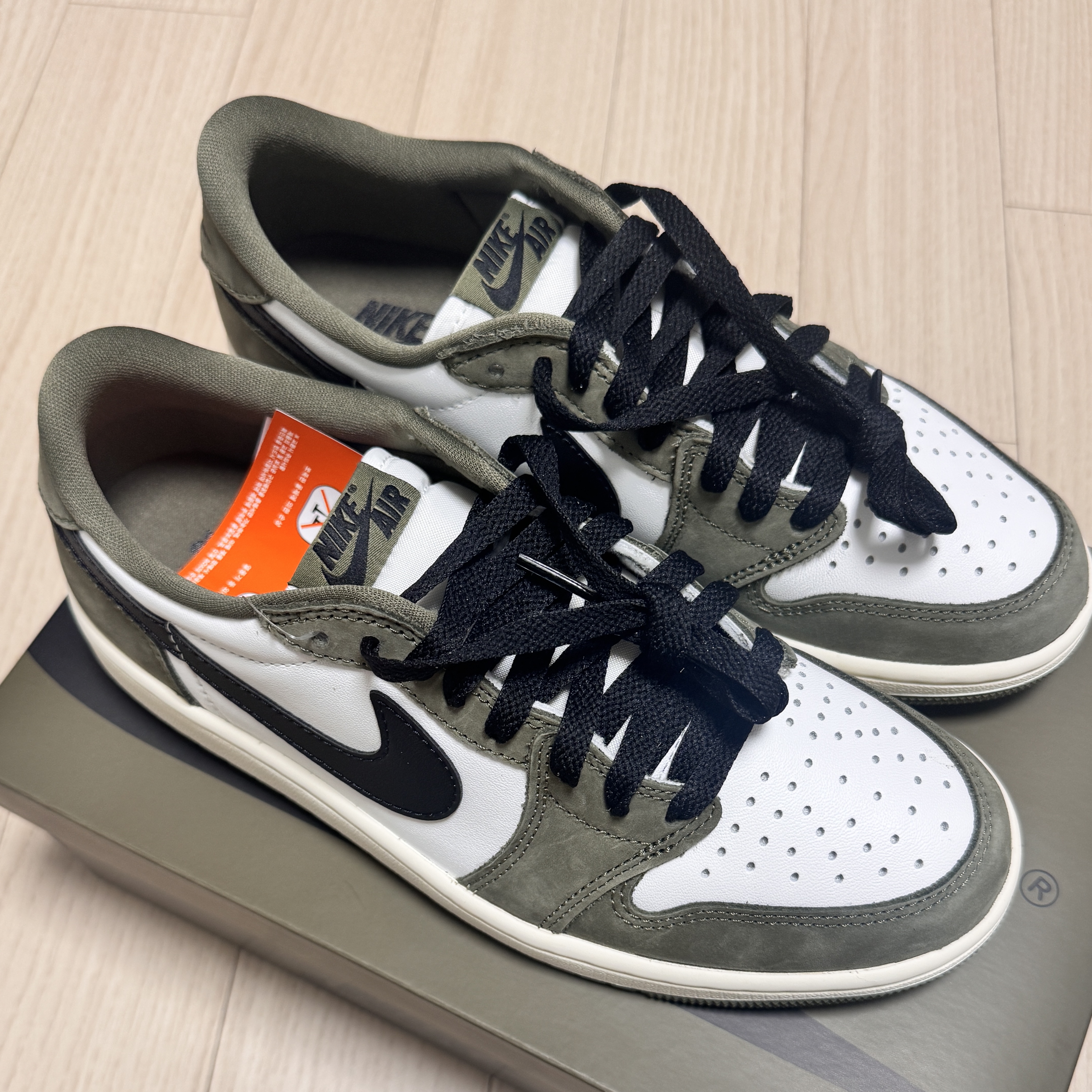Jordan 1 Retro Low OG Medium Olive and Summit White 착용 스타일 - 2