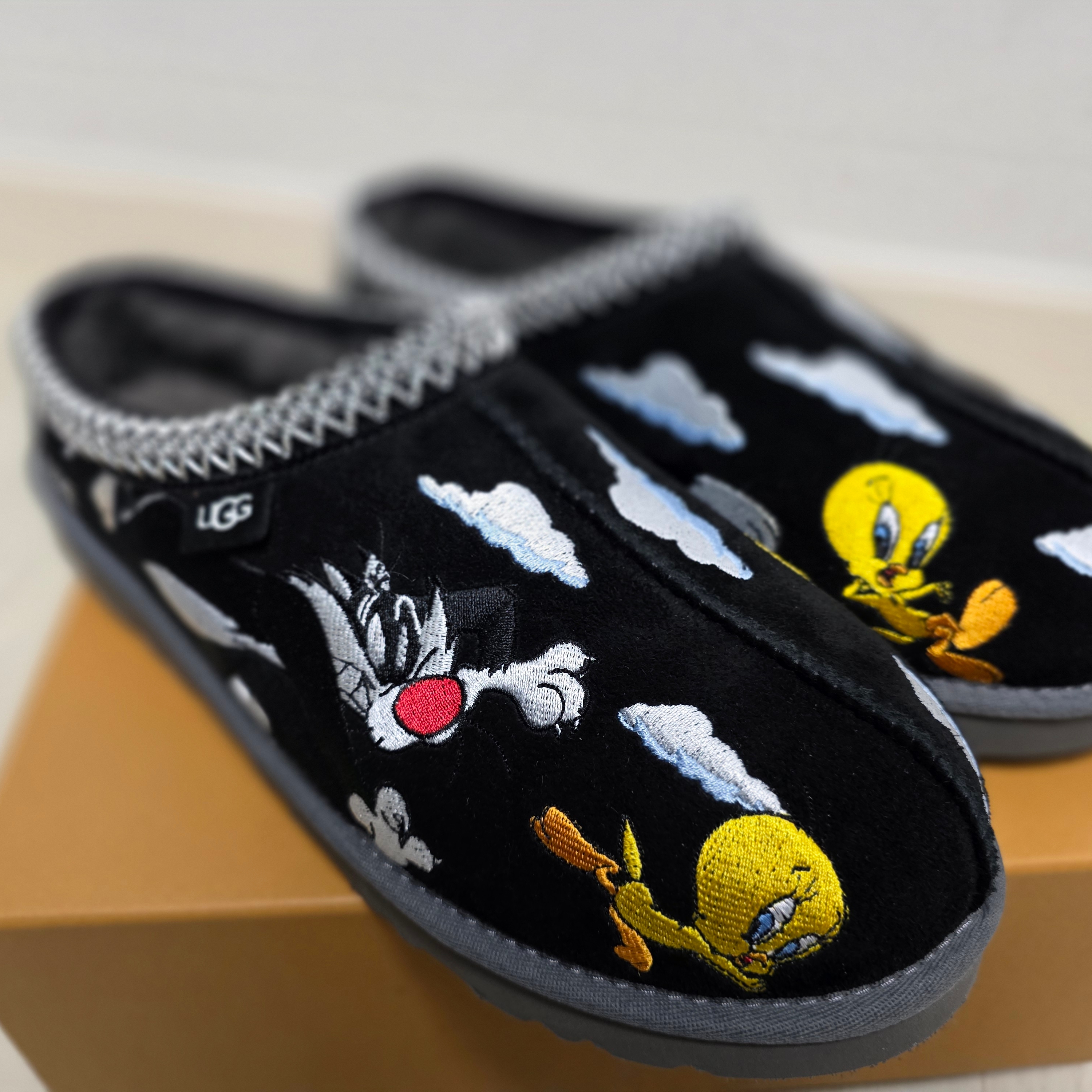 UGG x Palace x Looney Tunes Tasman Slipper Black 착용 스타일 - 2