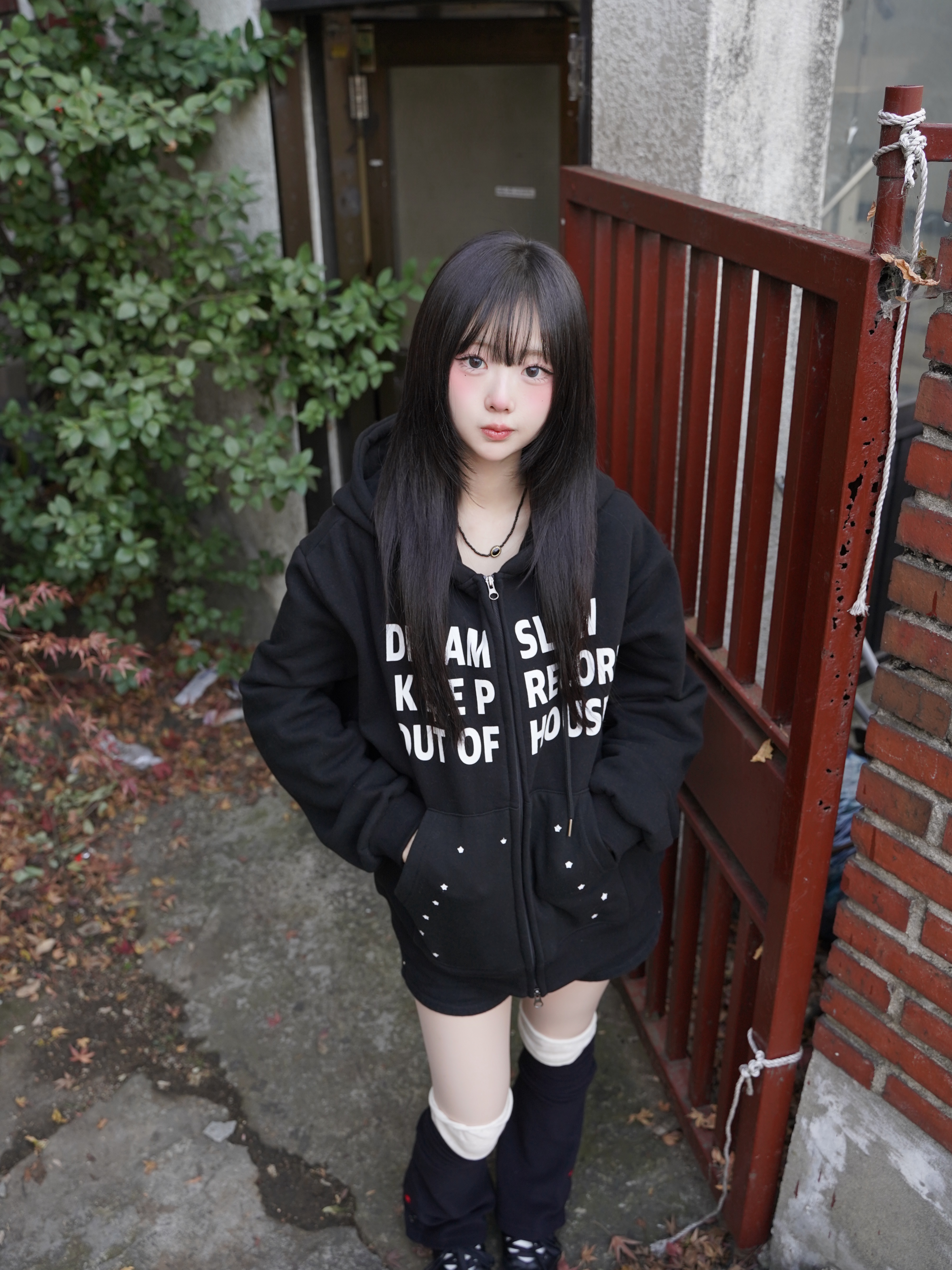SLOW RECORD HOUSE Typo Star Hood Zip-up Black 착용 스타일 - 2
