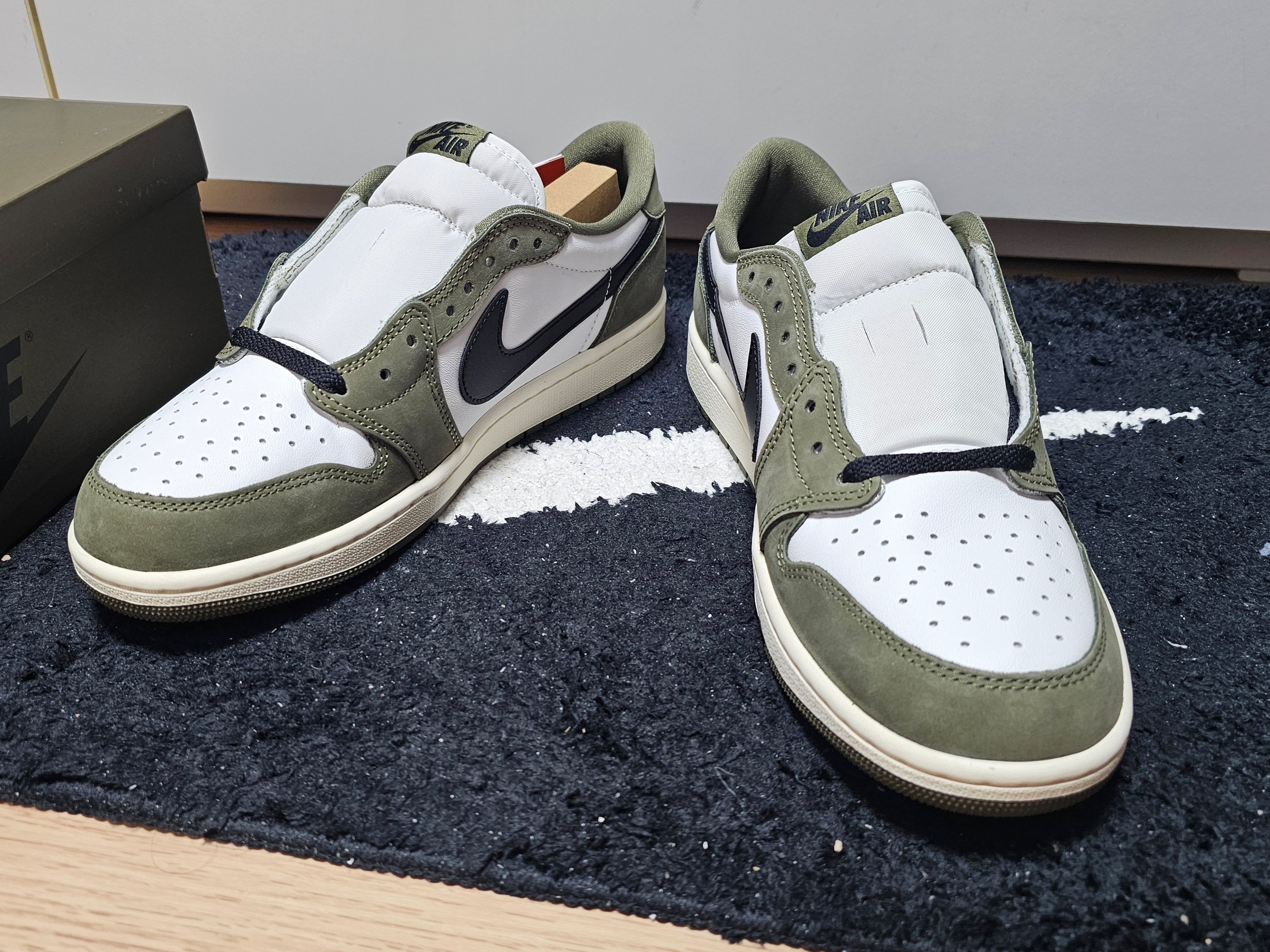 Jordan 1 Retro Low OG Medium Olive and Summit White 착용 스타일 - 1