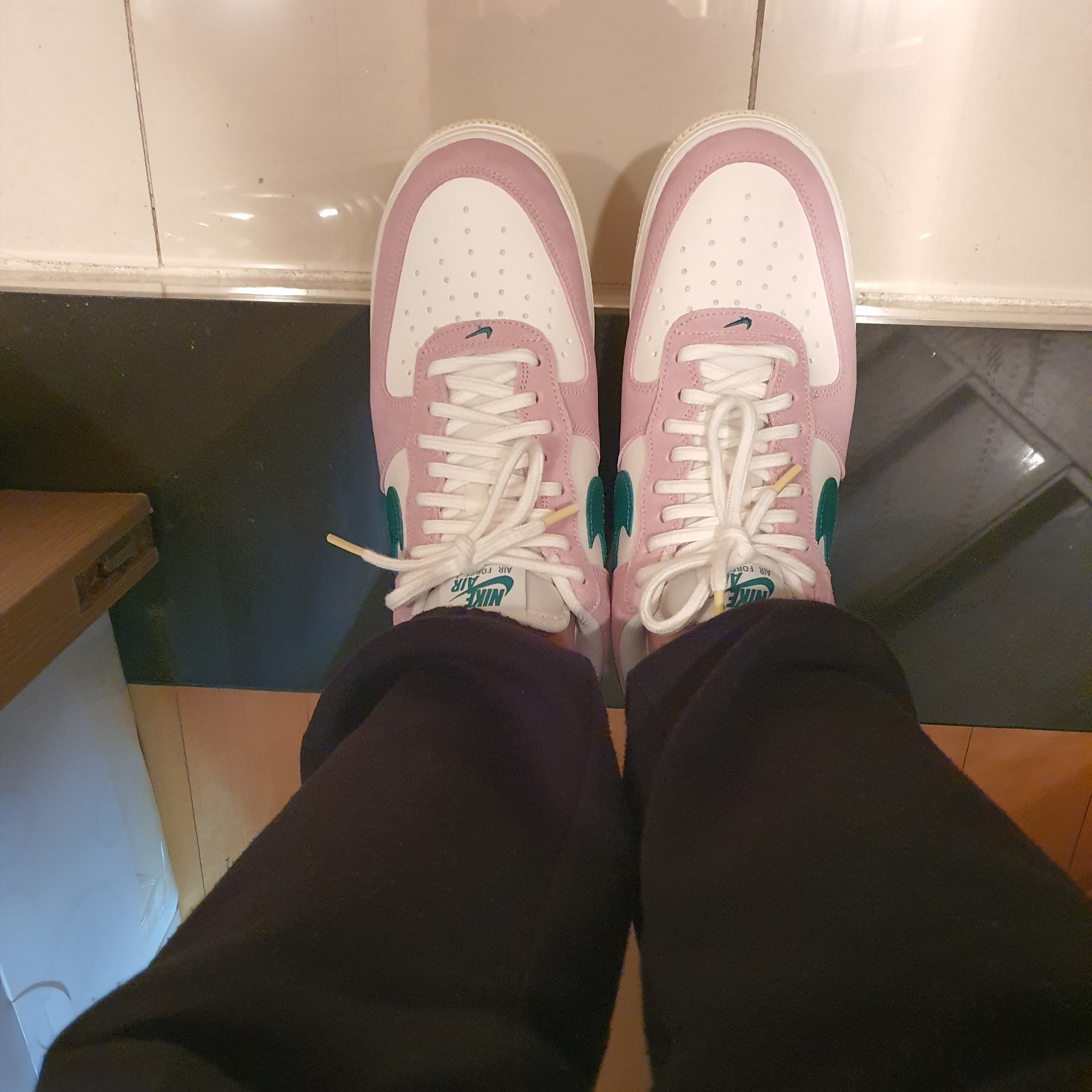 Nike Air Force 1 '07 Sail Medium Soft Pink 착용 스타일