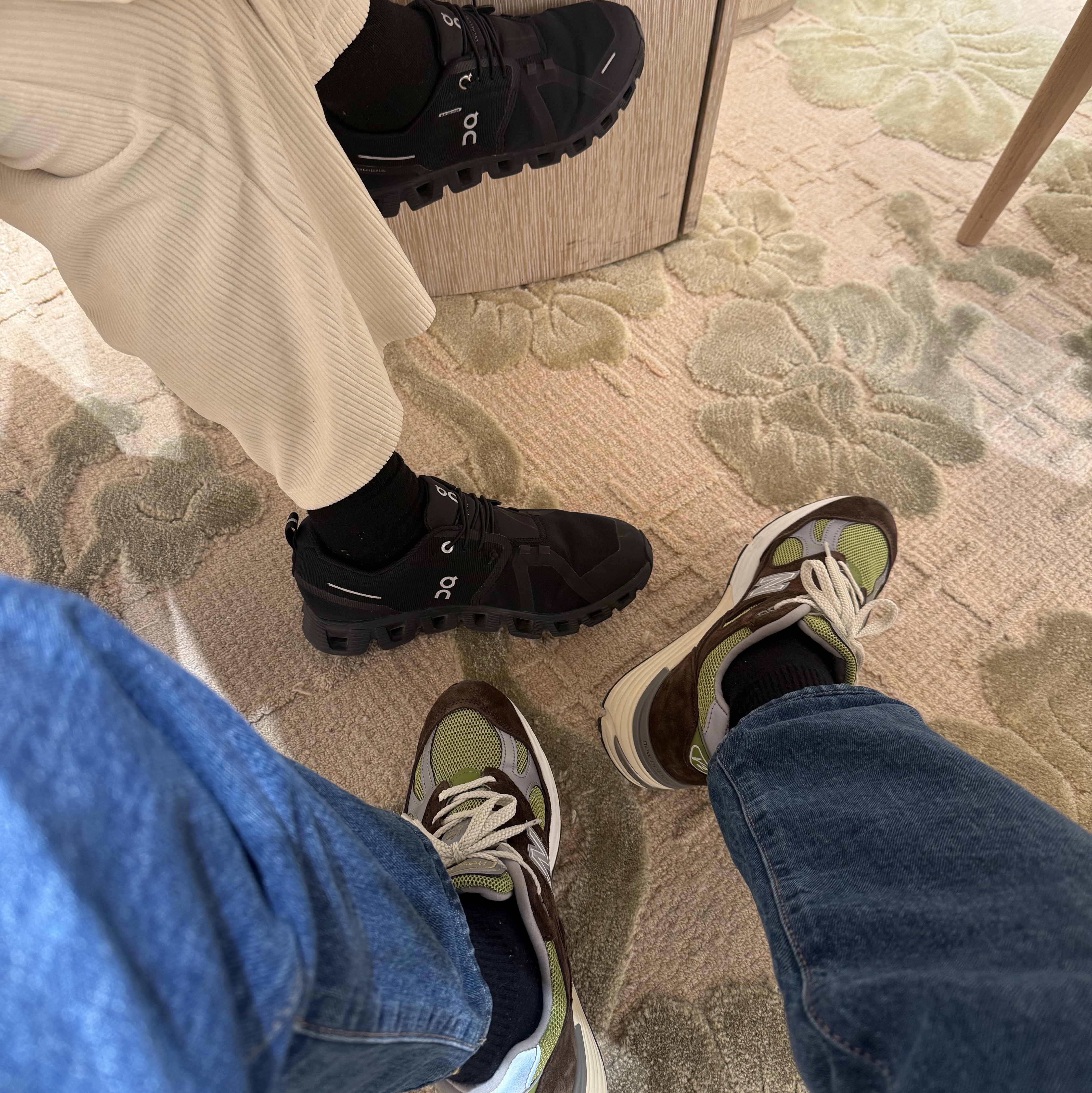 New Balance × Danielle Cathari 991v2 Chocolate Brown Pistachio, (W) On Running Cloud 5 Waterproof All Black 착용 스타일
