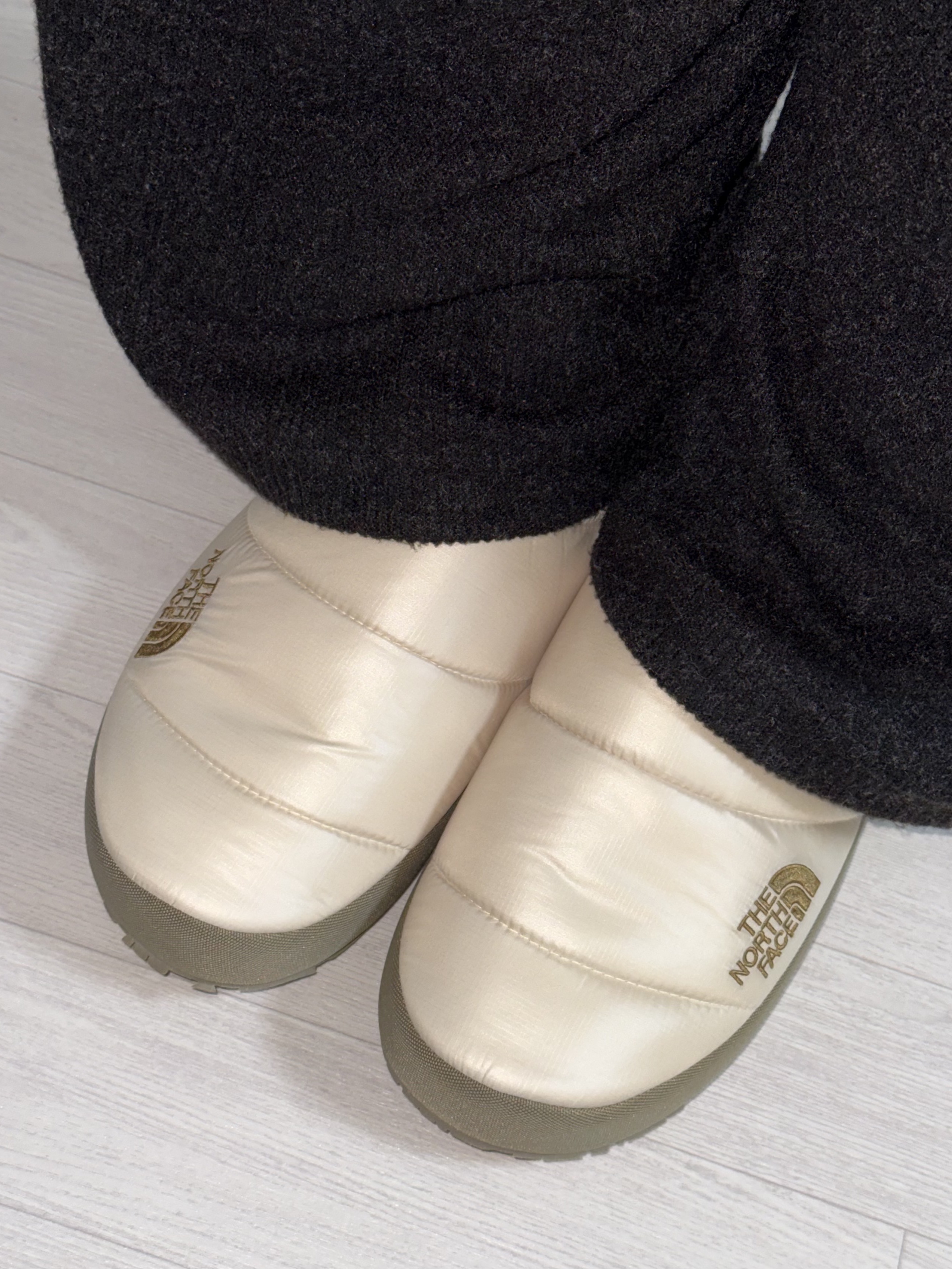 The North Face Nuptse Mule Light Beige 착용 스타일