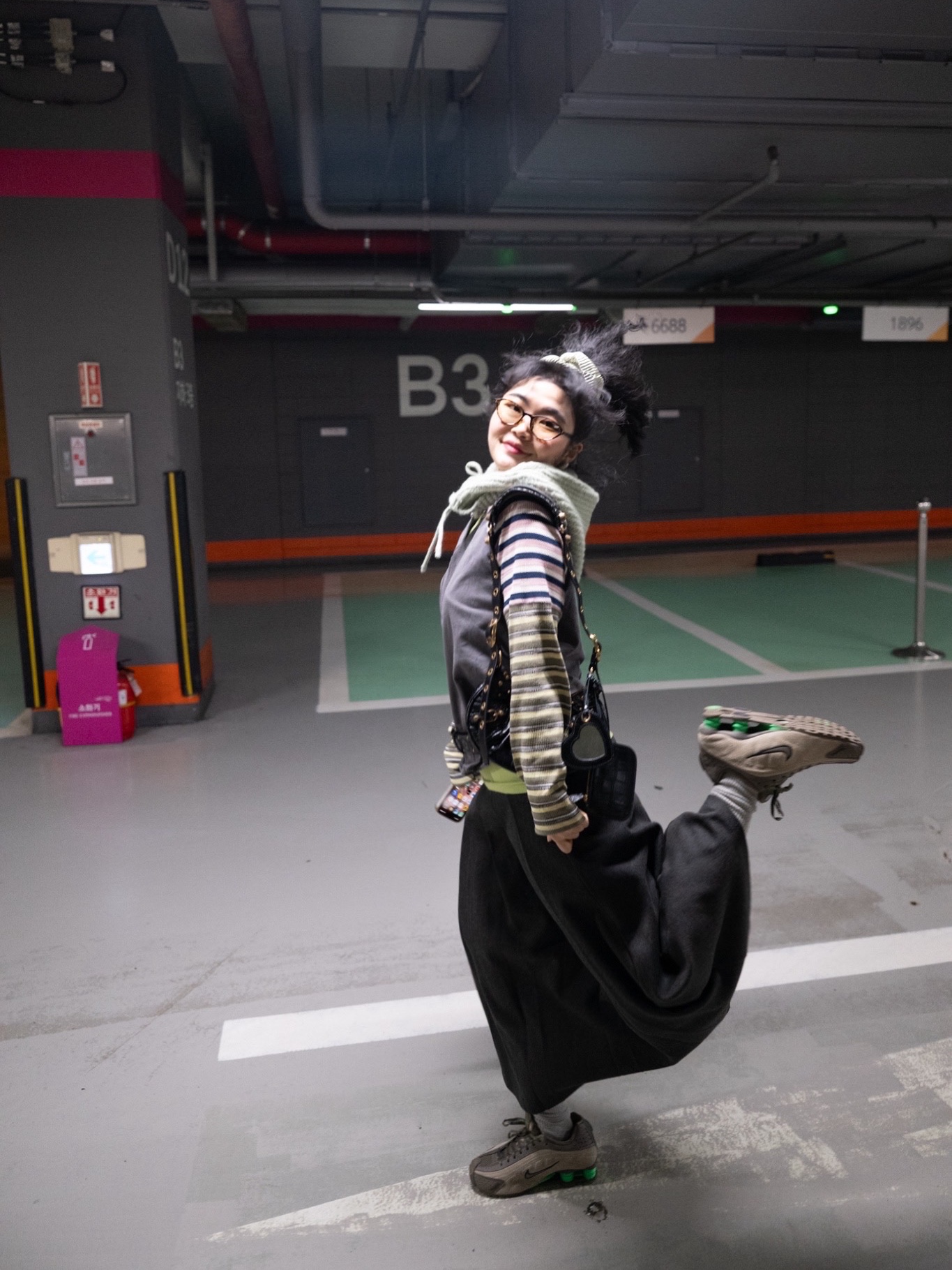 (W) Nike Shox R4 Olive Khaki Green Shock, Balenciaga Le Cagole XS Shoulder Bag Crocodile Embossed Black 착용 스타일 - 5