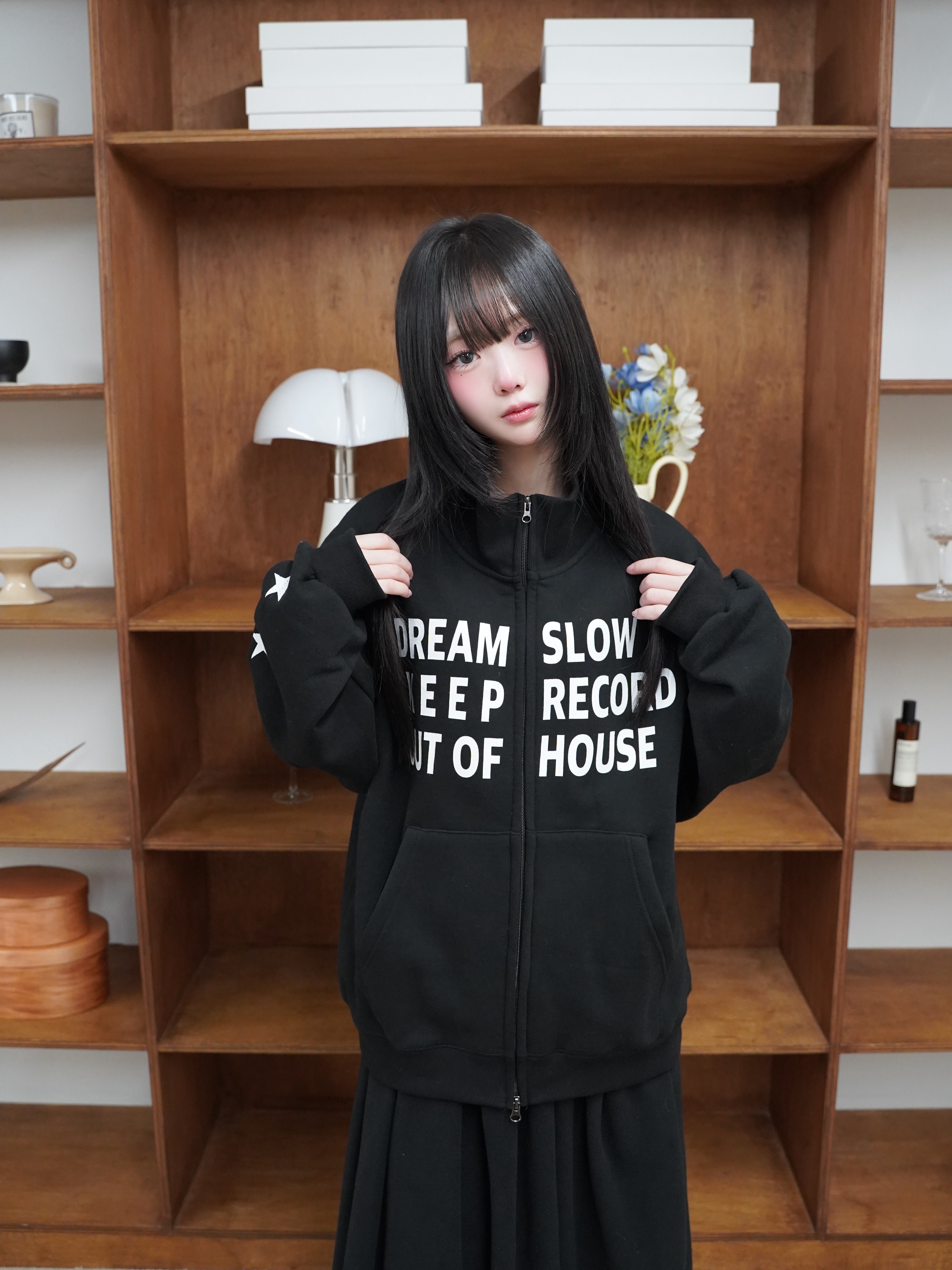SLOW RECORD HOUSE Typo Star Track Zip-Up_Black 착용 스타일 - 3