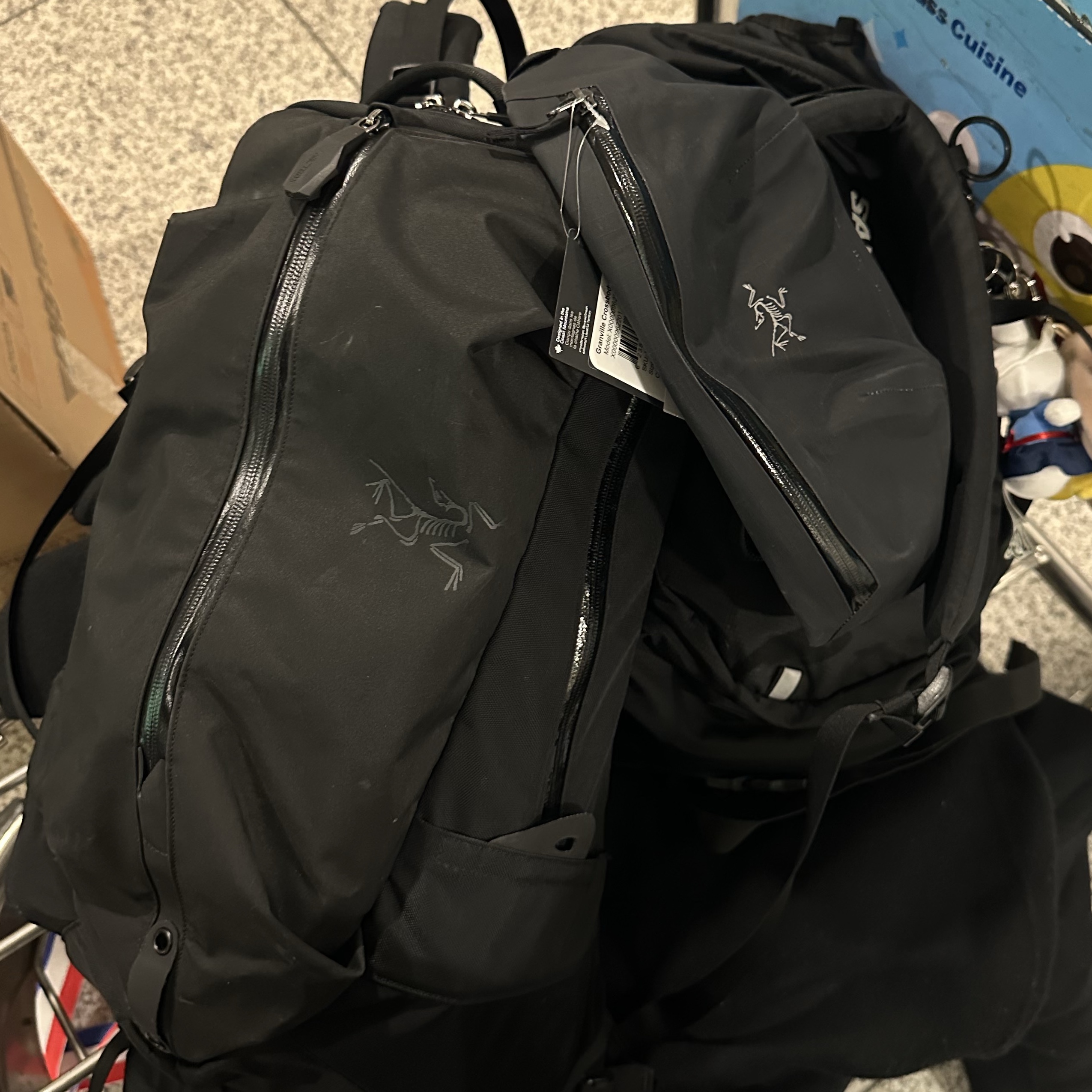 Arc'teryx Arro 22 Backpack Black II, Arc'teryx Granville Crossbody Bag Black 착용 스타일