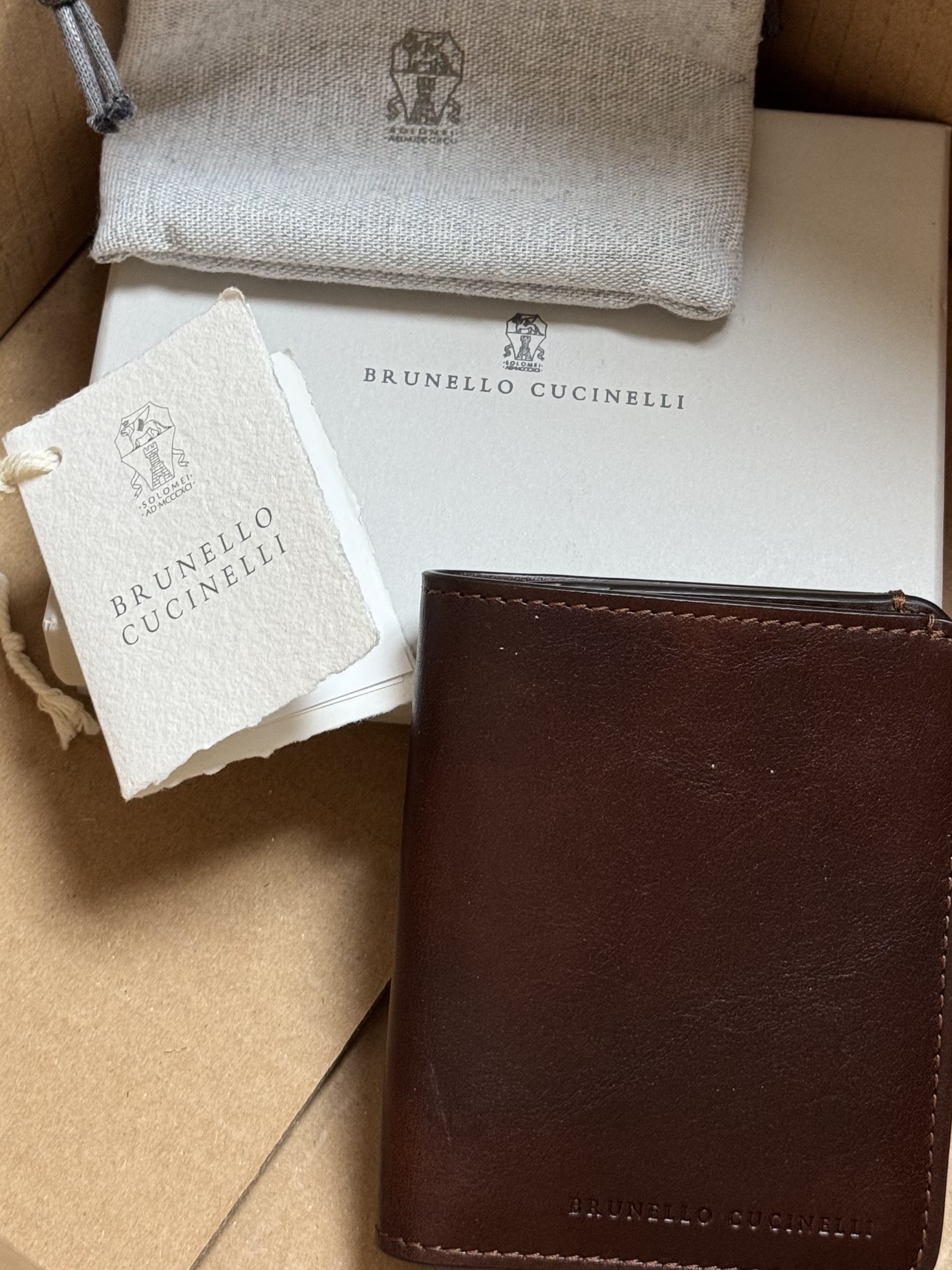 Loro Piana Week-End Walk Sneakers Microfiber Storm System White, Brunello Cucinelli Logo Deboss Card Case Brown 착용 스타일 - 2