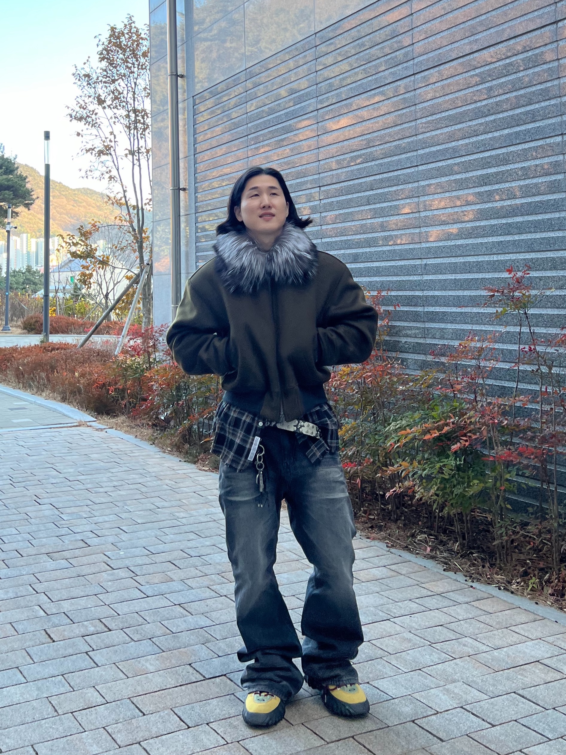 Undermycar Code Name Valkyrie Silver Fox Collar Virgin Wool Jacket Olive - 24FW, Oakley Factory Team Suede Flesh Edge Boots Yellow 착용 스타일 - 2