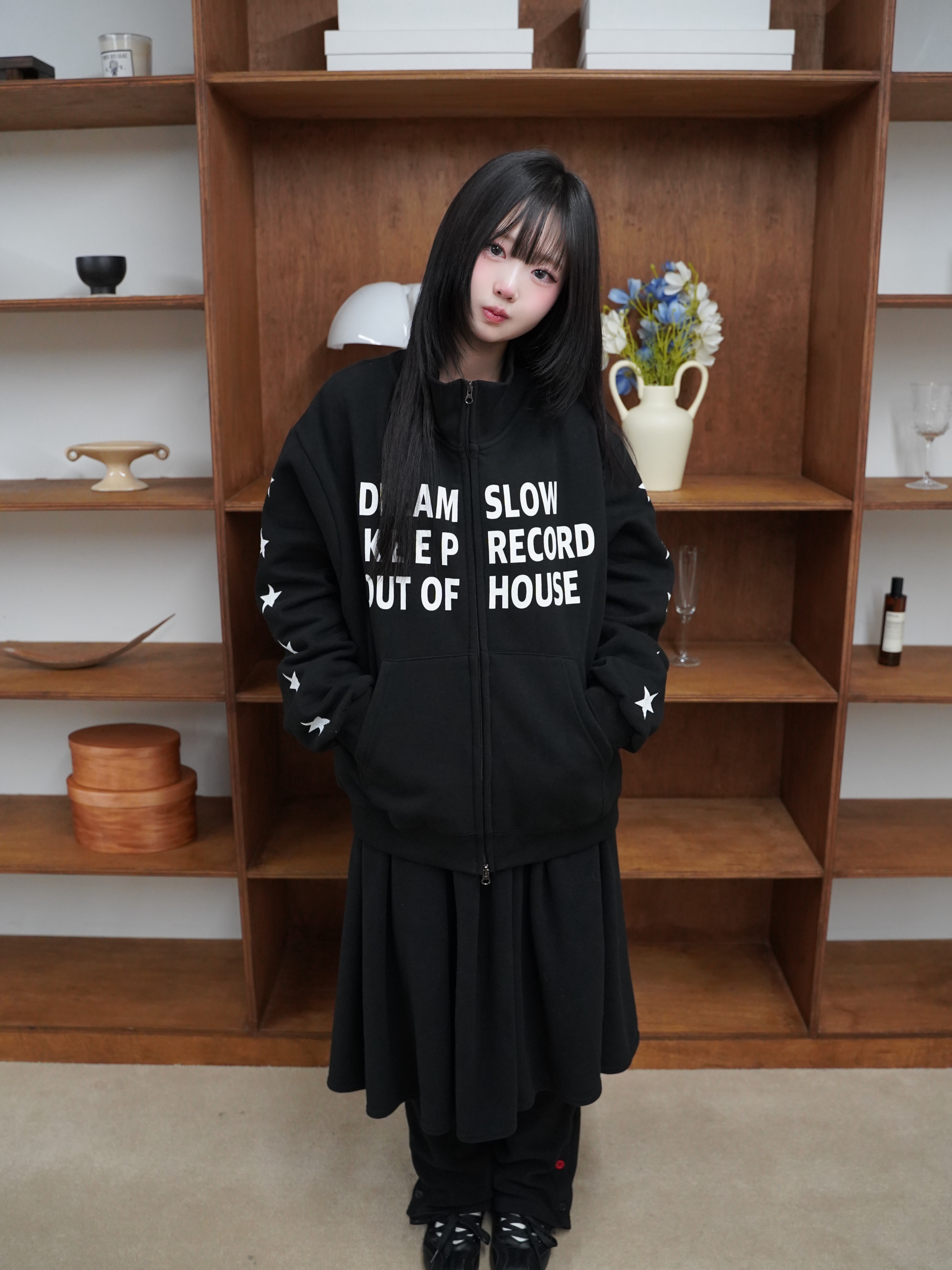 SLOW RECORD HOUSE Typo Star Track Zip-Up_Black 착용 스타일 - 5