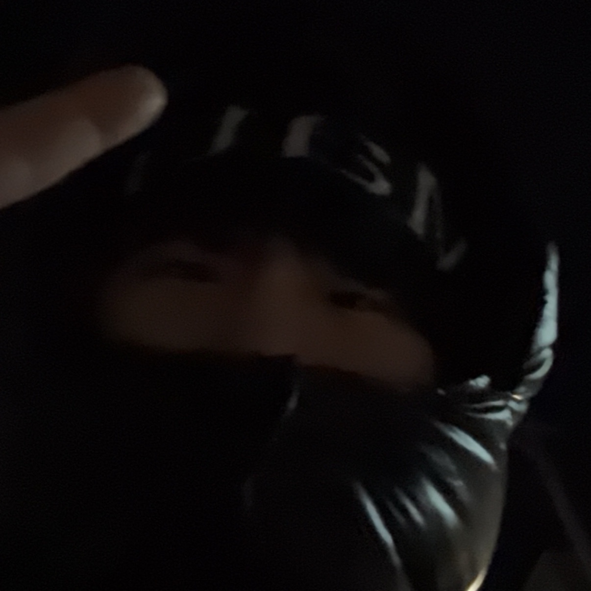 Matin Kim Logo Jacquard Short Beanie Black 착용 스타일