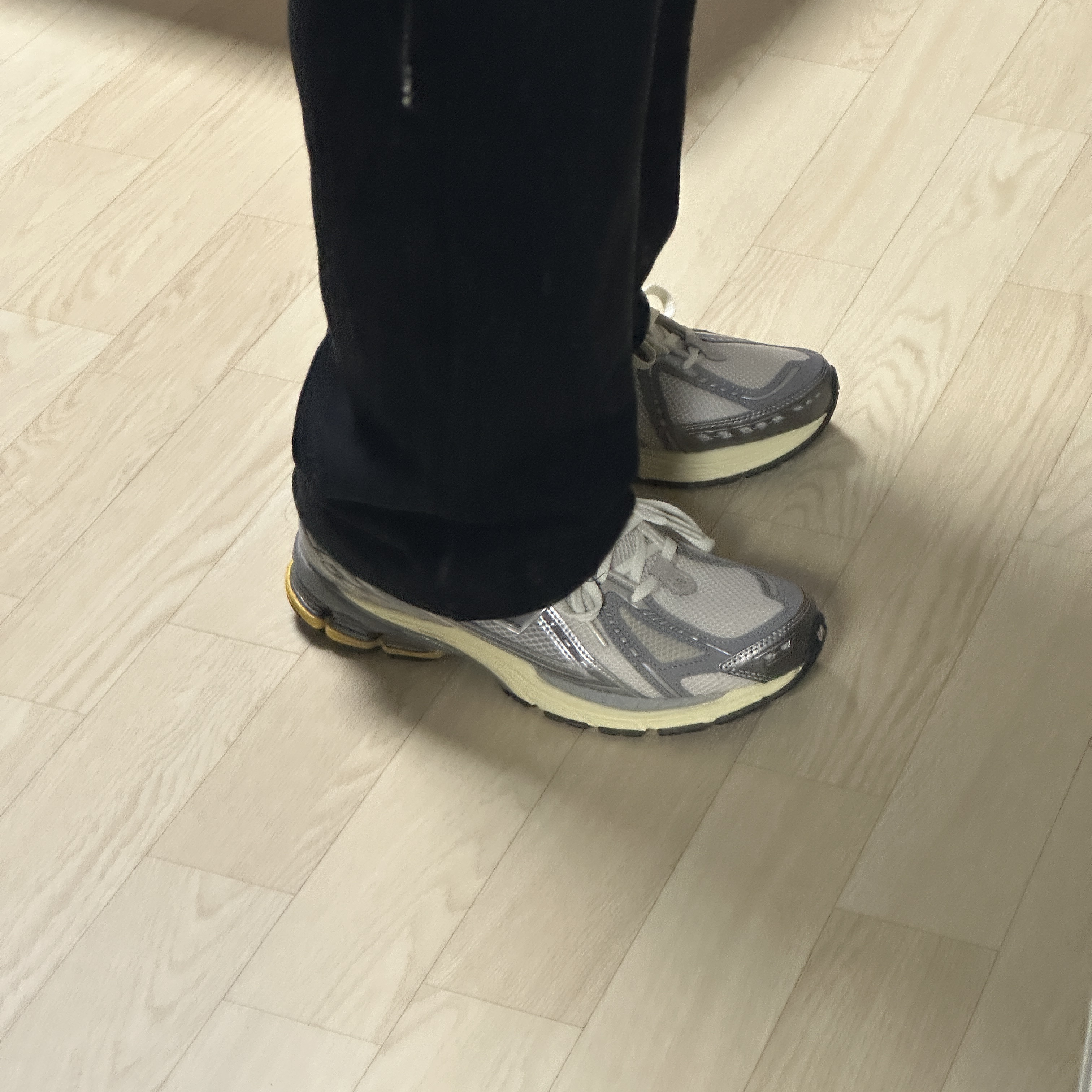 New Balance 1906R Grey Silver 착용 스타일