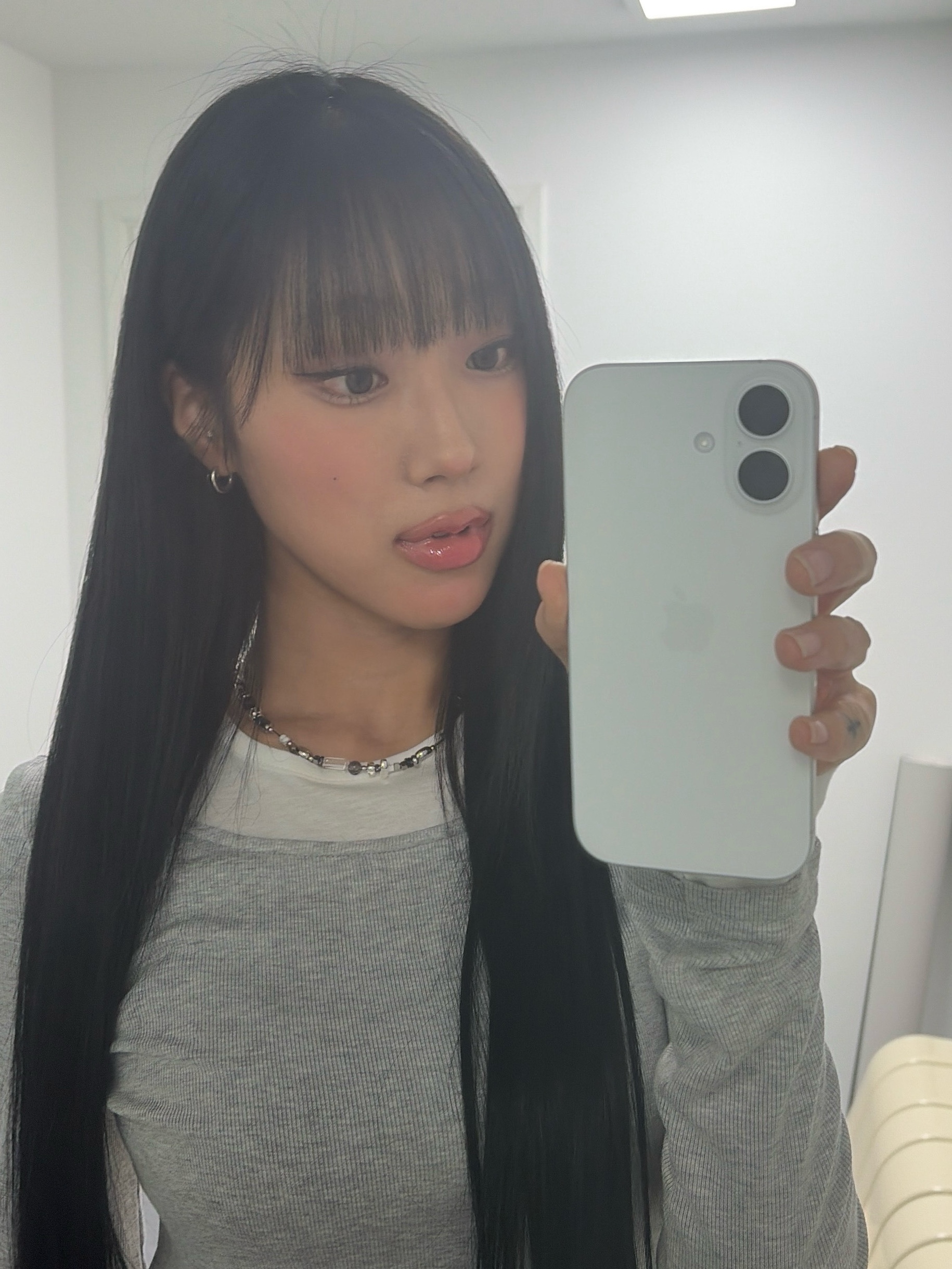 Riomeu Martin gray necklace 착용 스타일 - 2
