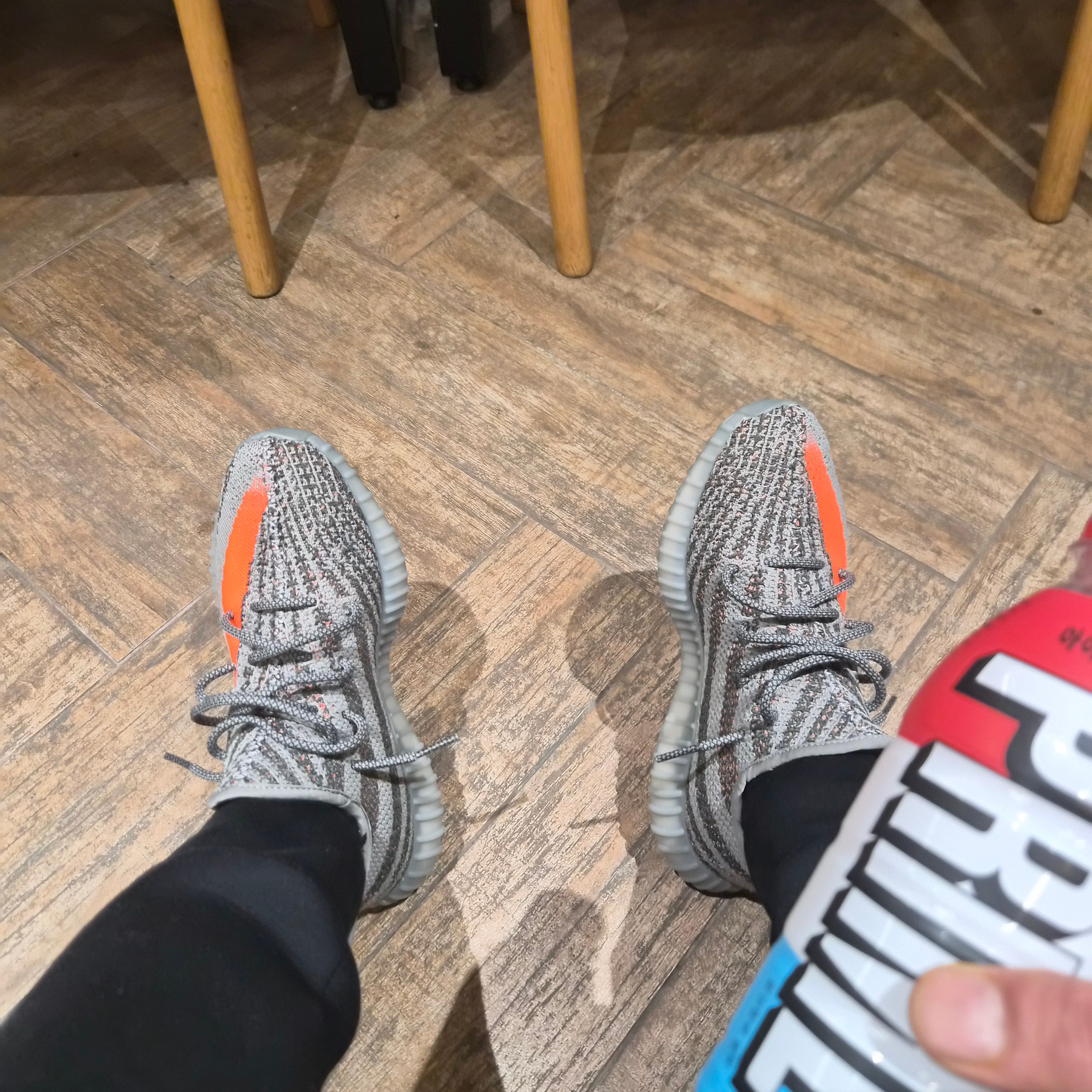 Adidas Yeezy Boost 350 V2 Beluga - Reflective, Jordan Monogram Duffle Bag 25L Off Noir 착용 스타일 - 1