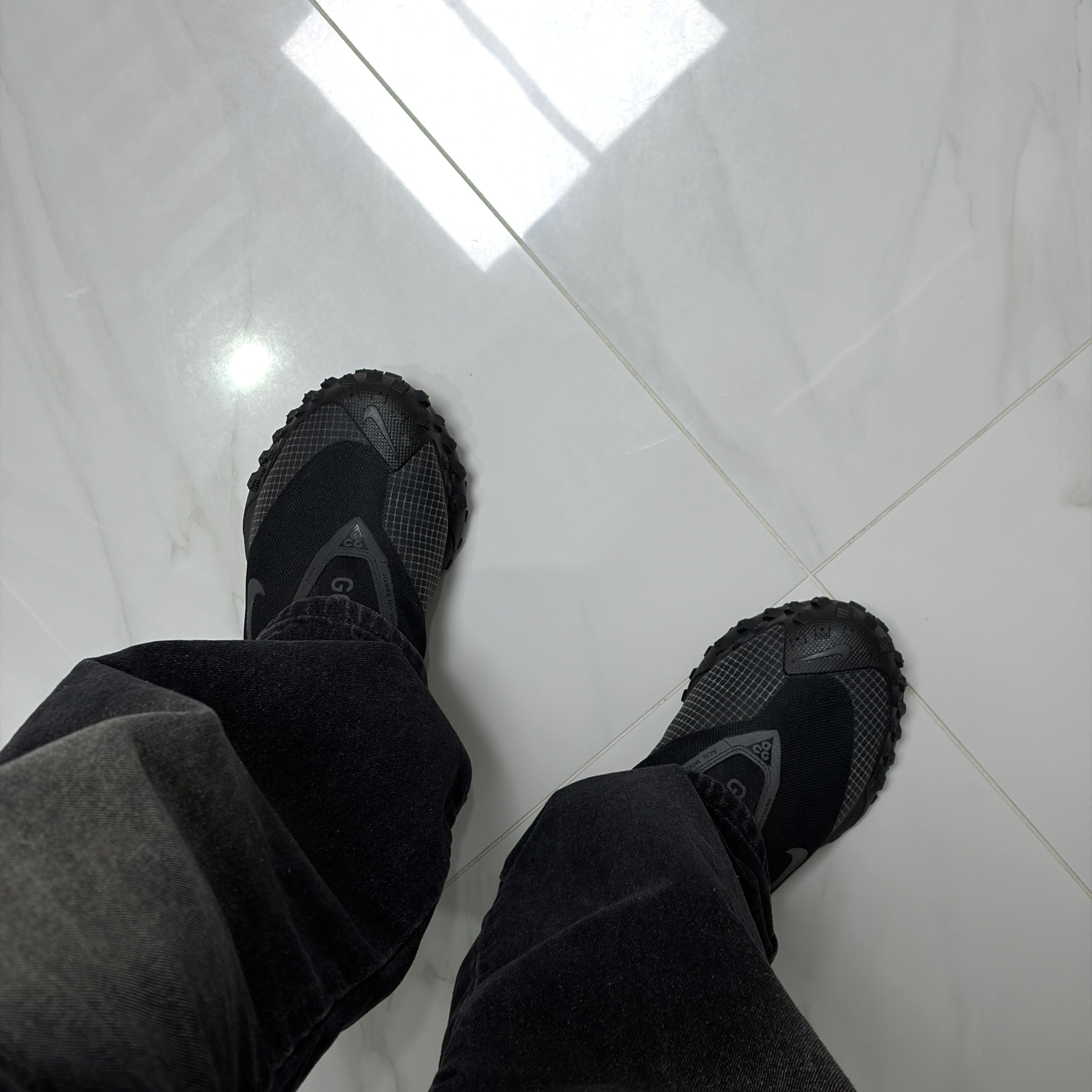 Nike ACG Mountain Fly Gore-Tex Black and Dark Grey 착용 스타일 - 2