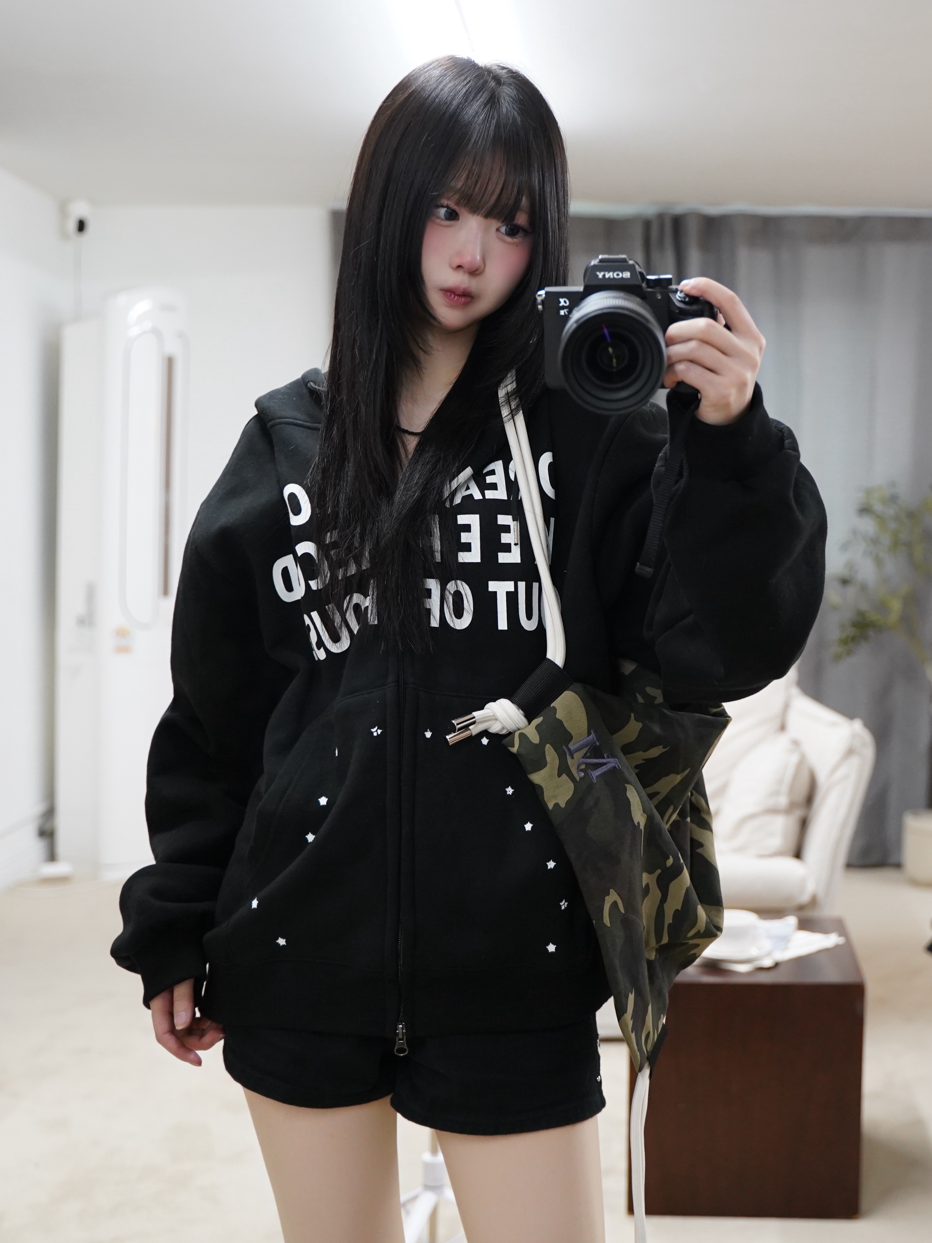 SLOW RECORD HOUSE Typo Star Hood Zip-up Black 착용 스타일 - 4