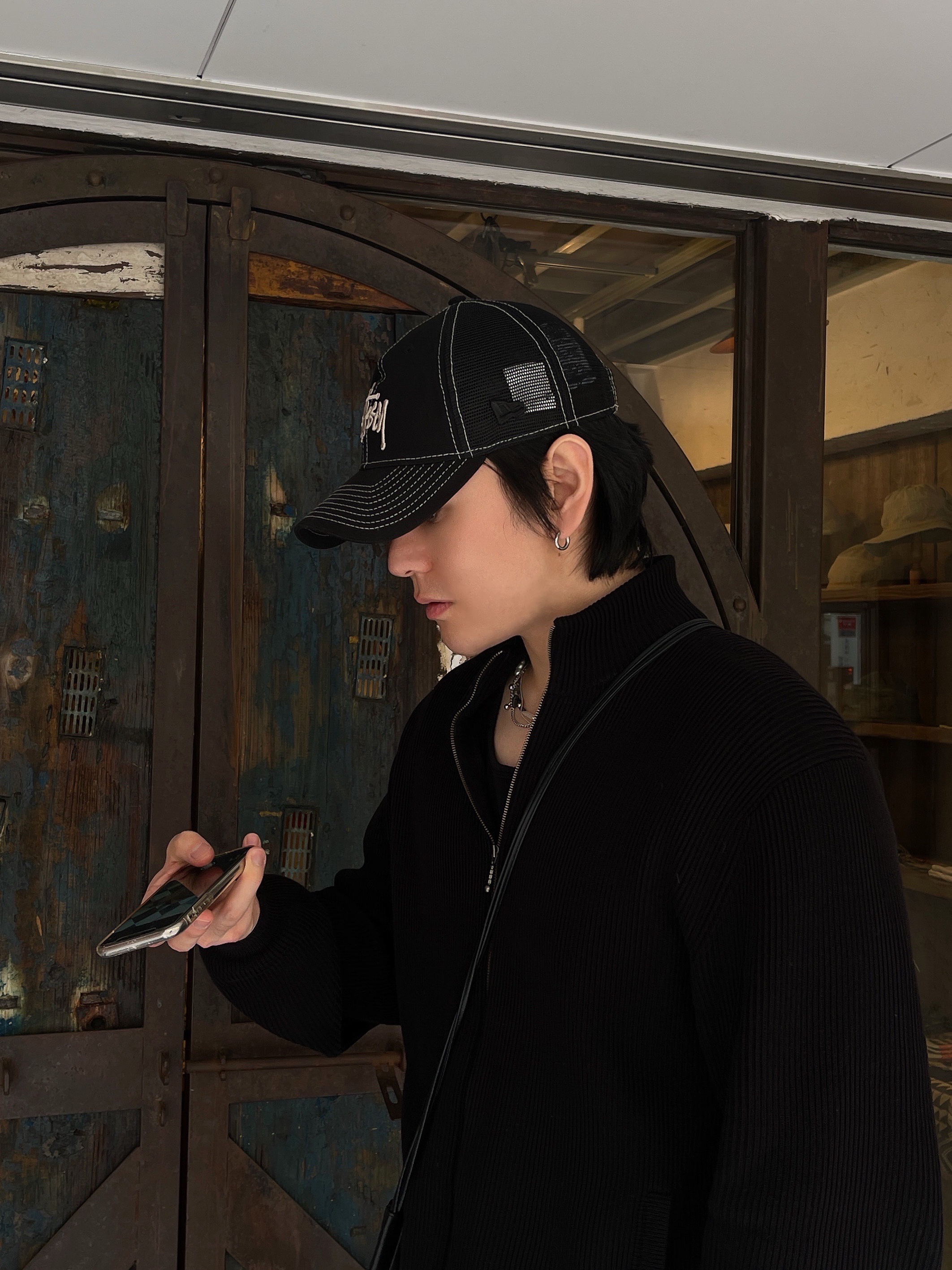 Oofos x Undercover Clog Black, Stussy New Era 9twenty Basic Trucker Black 착용 스타일 - 3