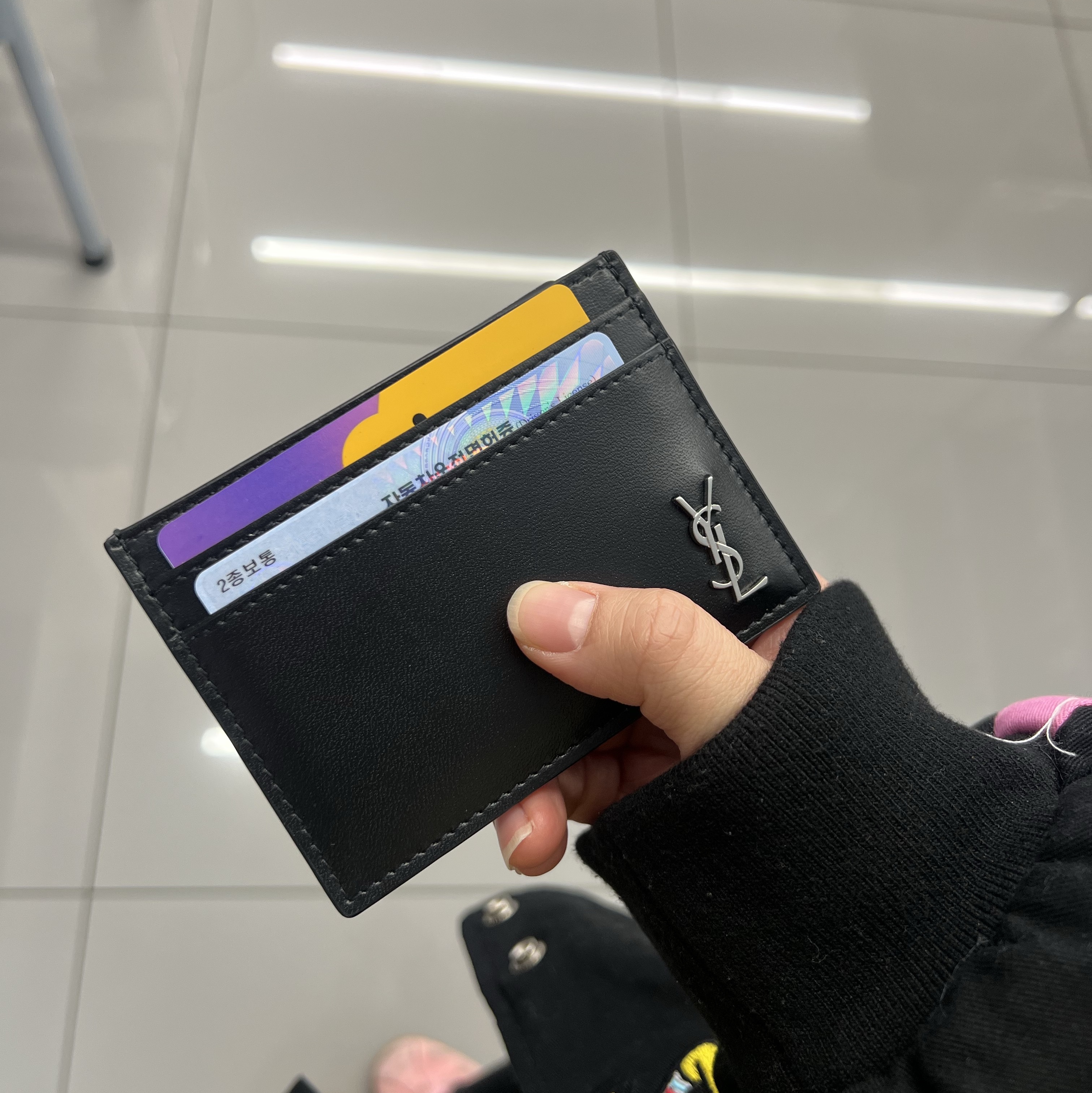 Saint Laurent Tiny Silver Monogram Card Case in Matte Leather Black 착용 스타일 - 1