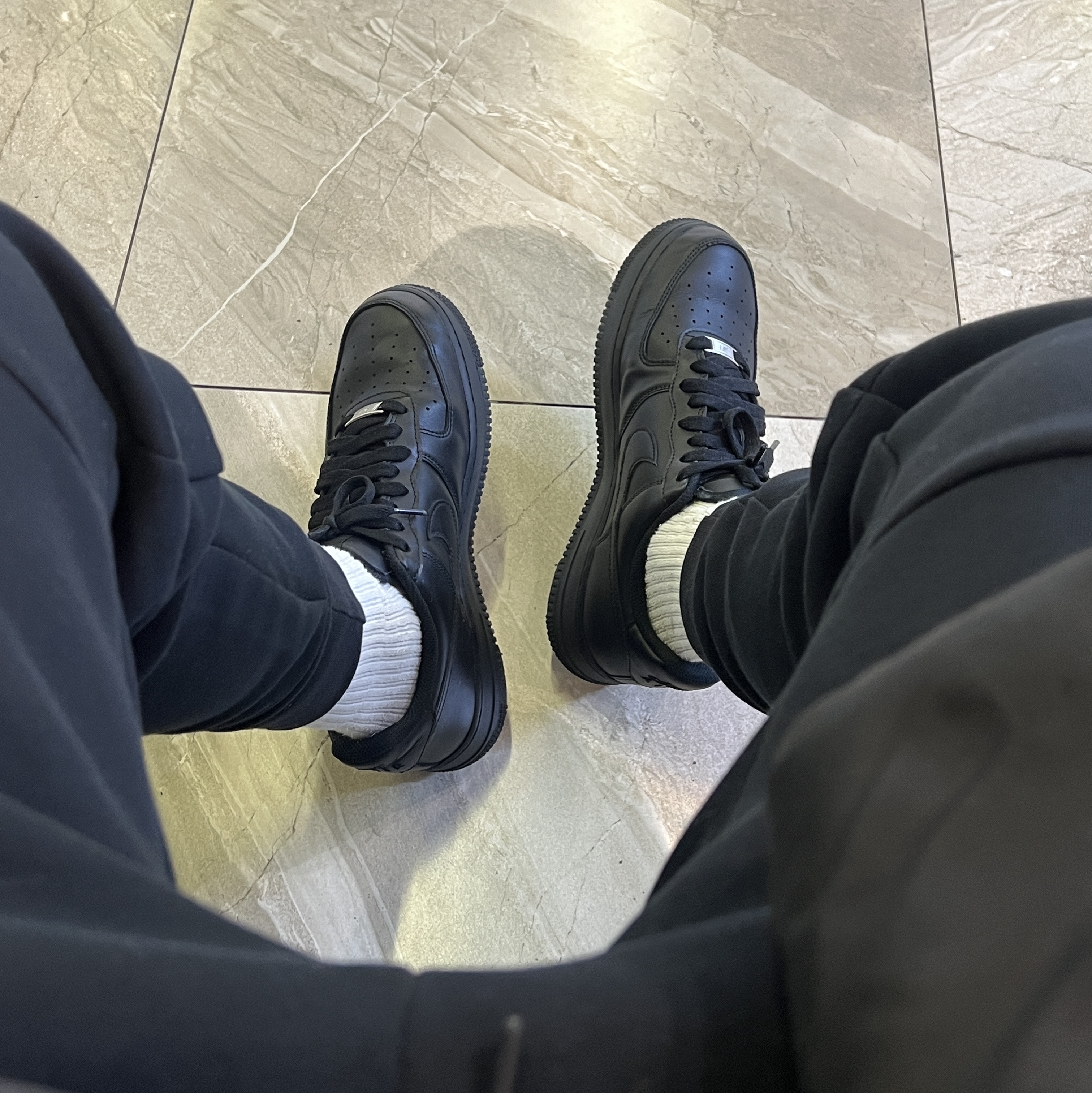 Nike Air Force 1 '07 Low Triple Black 착용 스타일