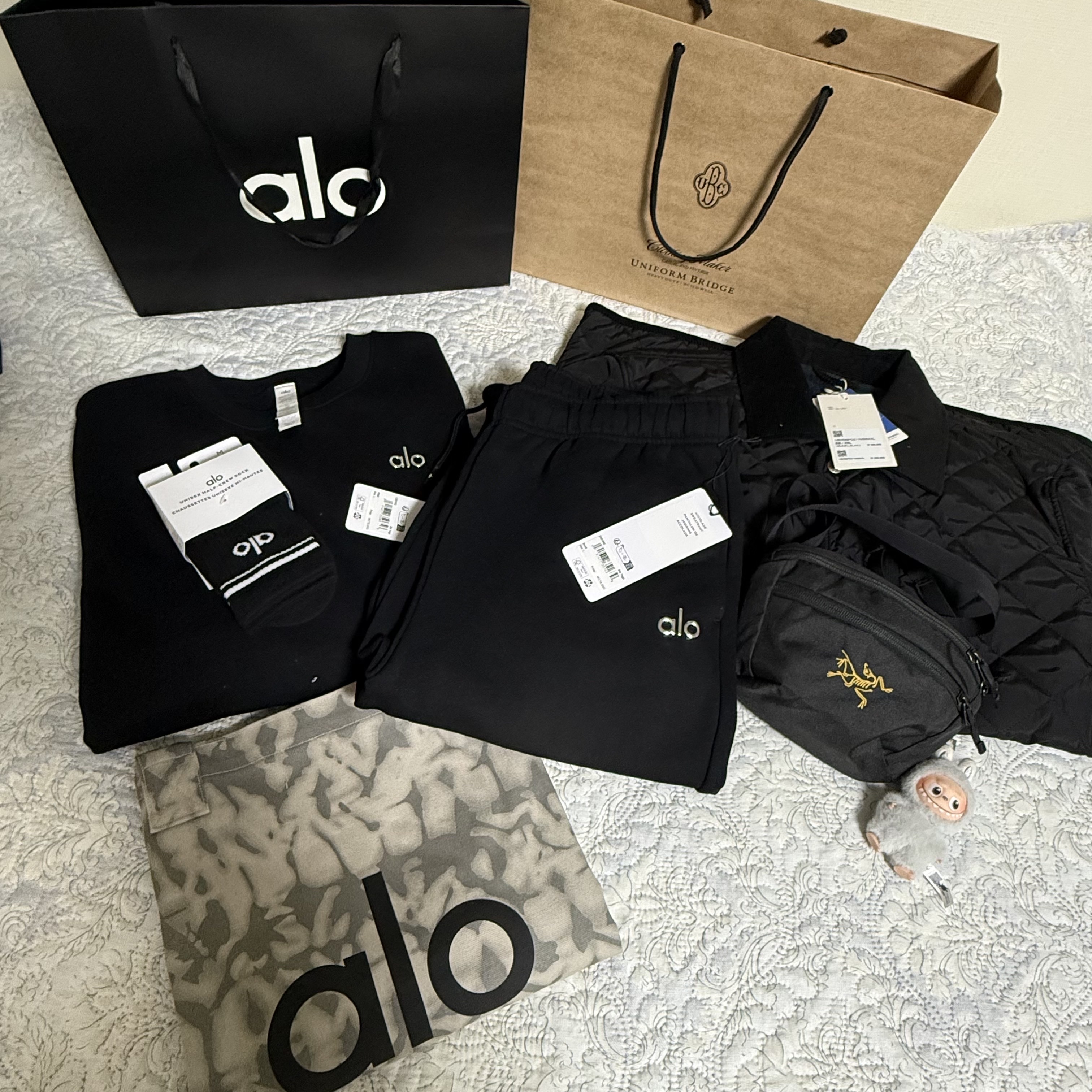 (W) Alo Yoga Accolade Crew Neck Pullover Black, (W) Alo Yoga Accolade Sweatpants Black 착용 스타일