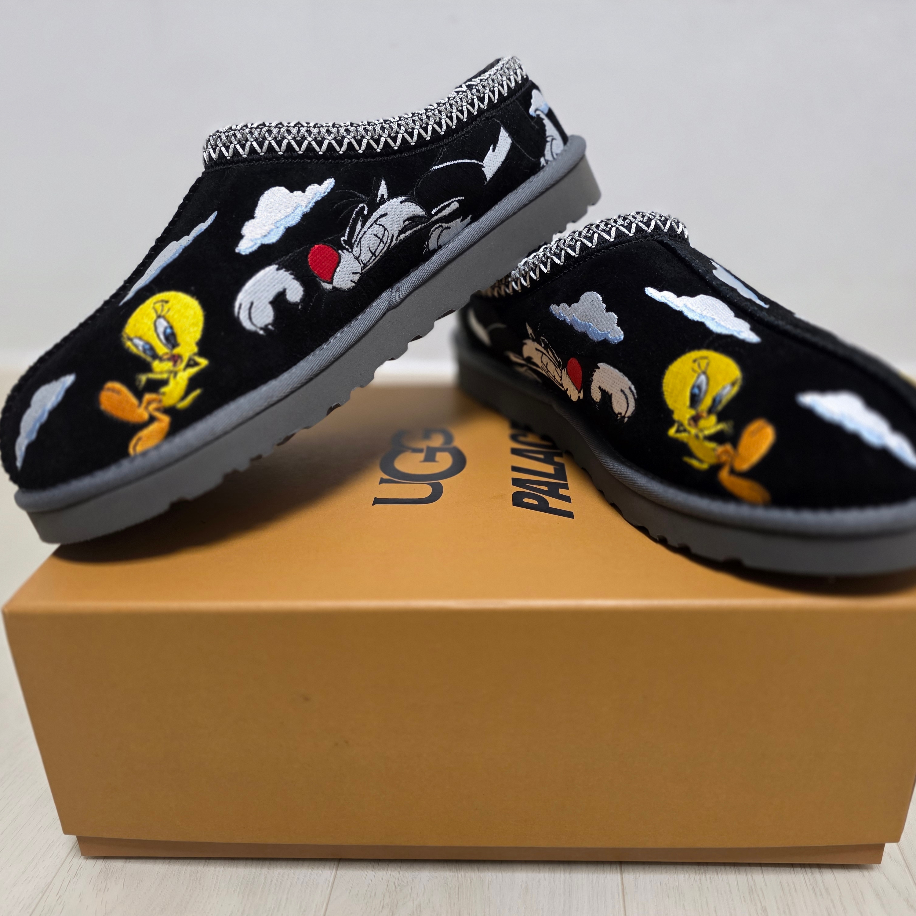 UGG x Palace x Looney Tunes Tasman Slipper Black 착용 스타일 - 1