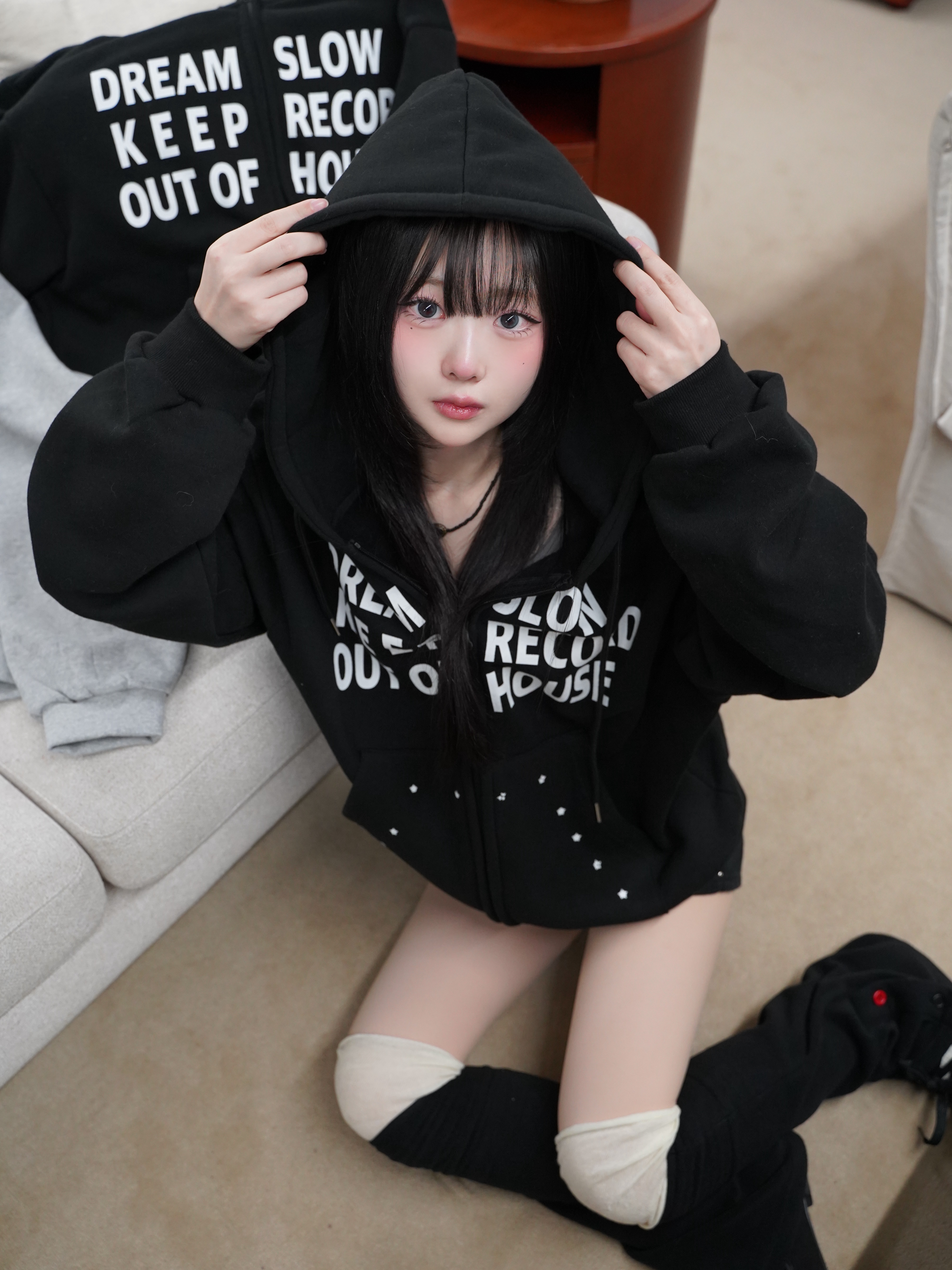 SLOW RECORD HOUSE Typo Star Hood Zip-up Black 착용 스타일 - 6