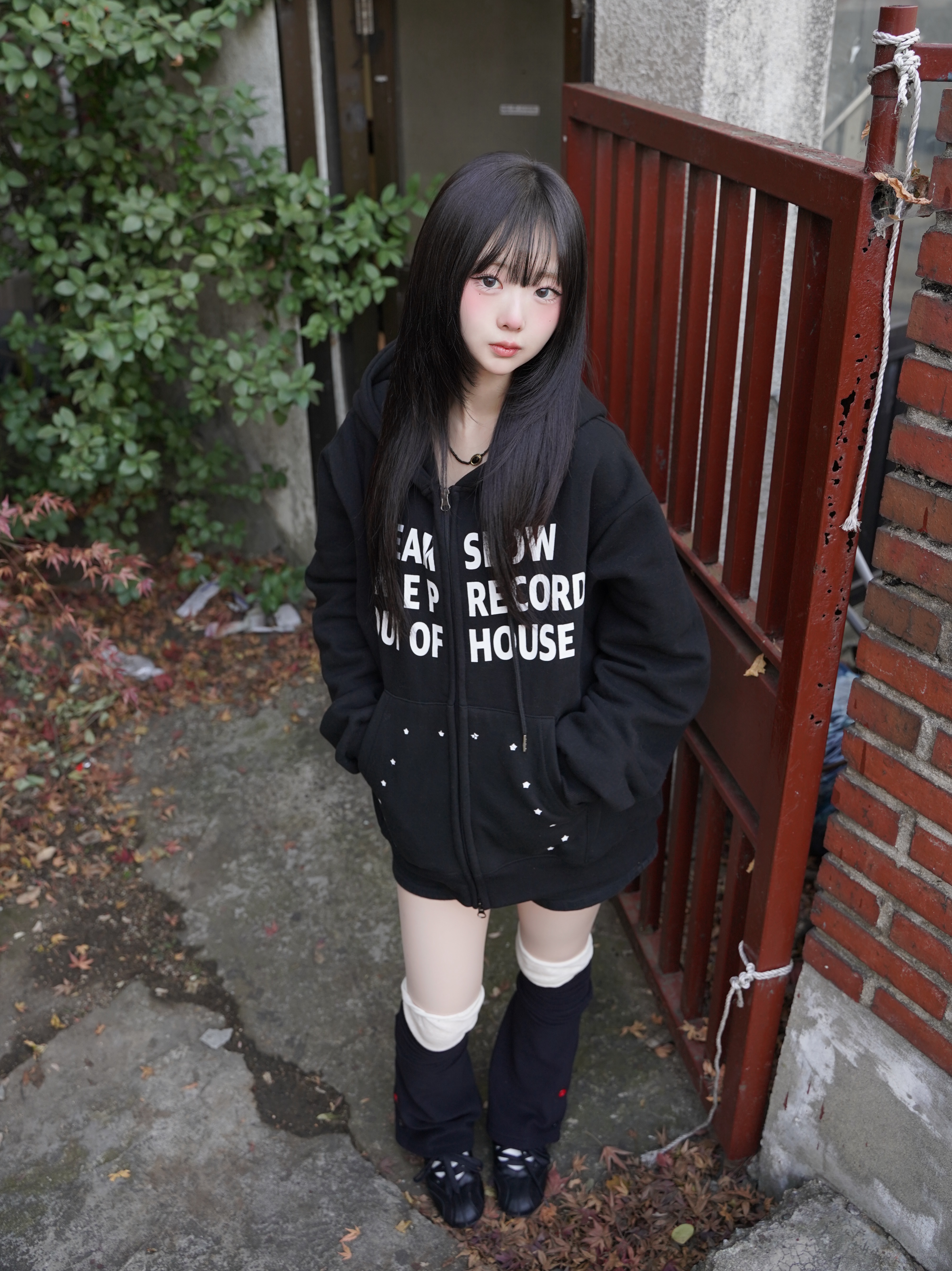 SLOW RECORD HOUSE Typo Star Hood Zip-up Black 착용 스타일 - 3