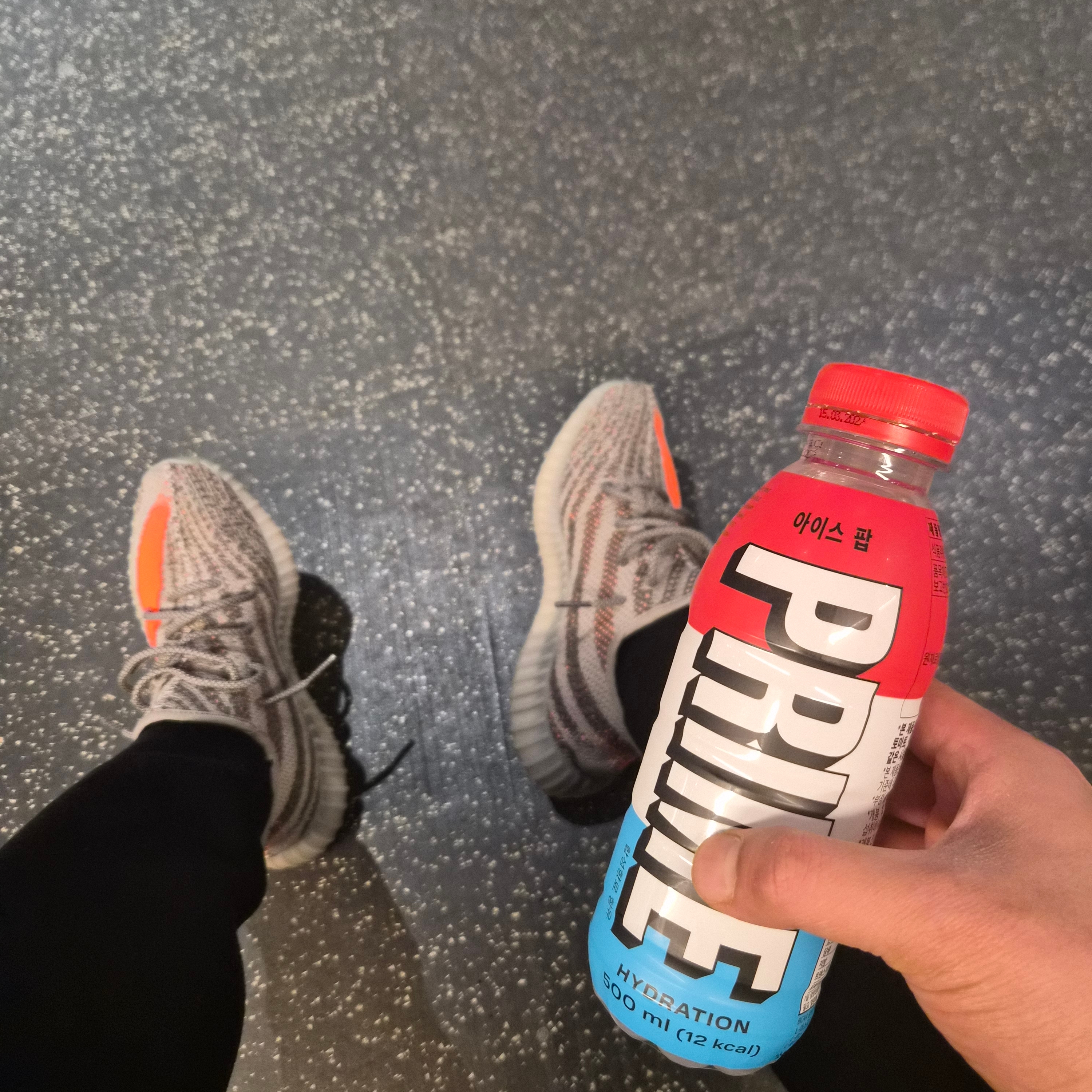Adidas Yeezy Boost 350 V2 Beluga - Reflective, Jordan Monogram Duffle Bag 25L Off Noir 착용 스타일 - 3
