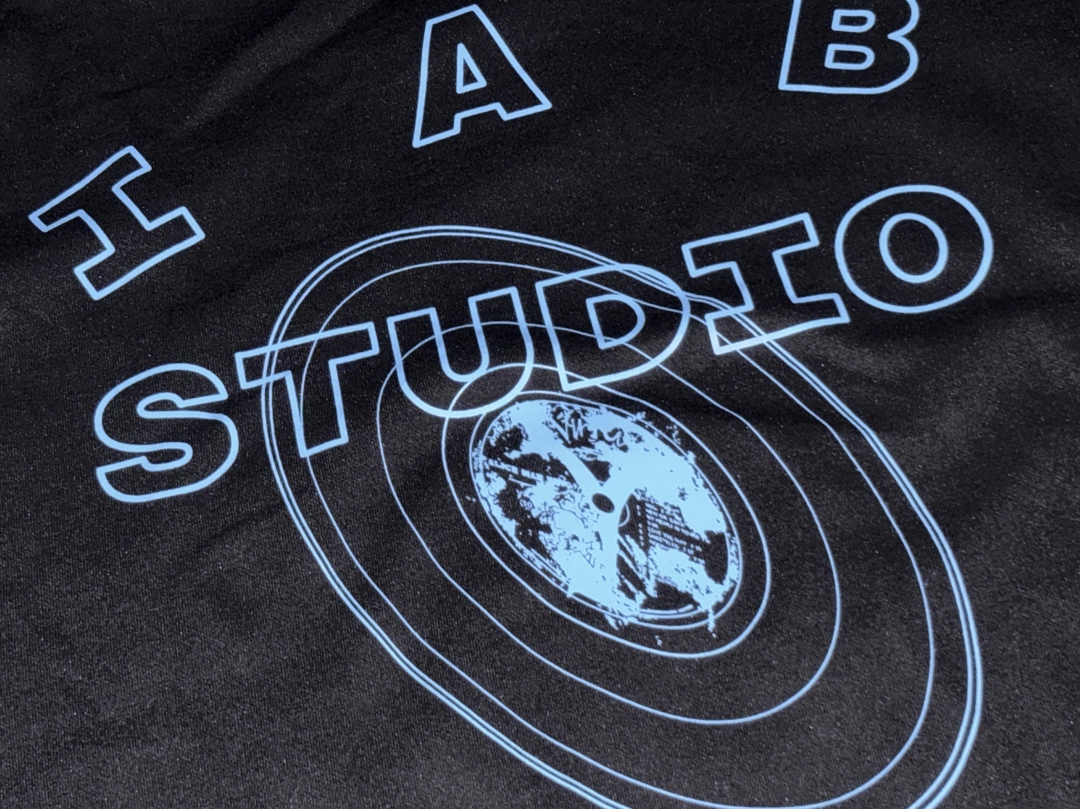 IAB Studio x Lost in Starlight Jay Longsleeve Black Cyan 착용 스타일 - 2