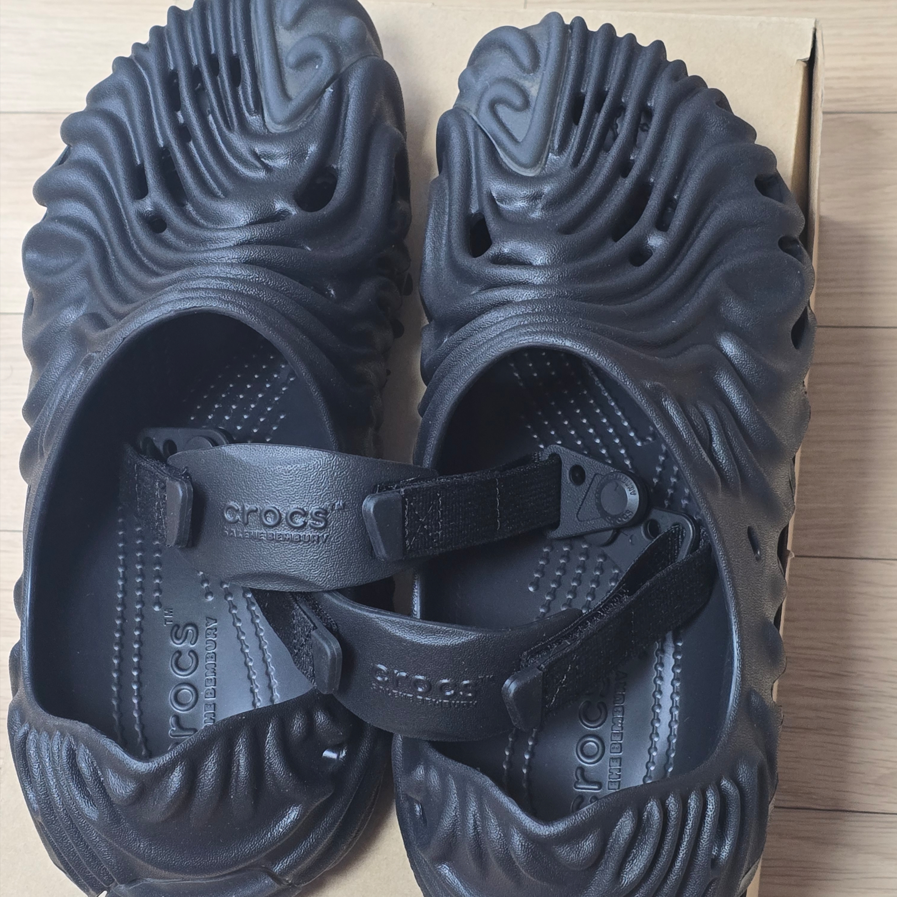 Crocs x Salehe Bembury Pollex Clog Sasquatch 착용 스타일 - 3