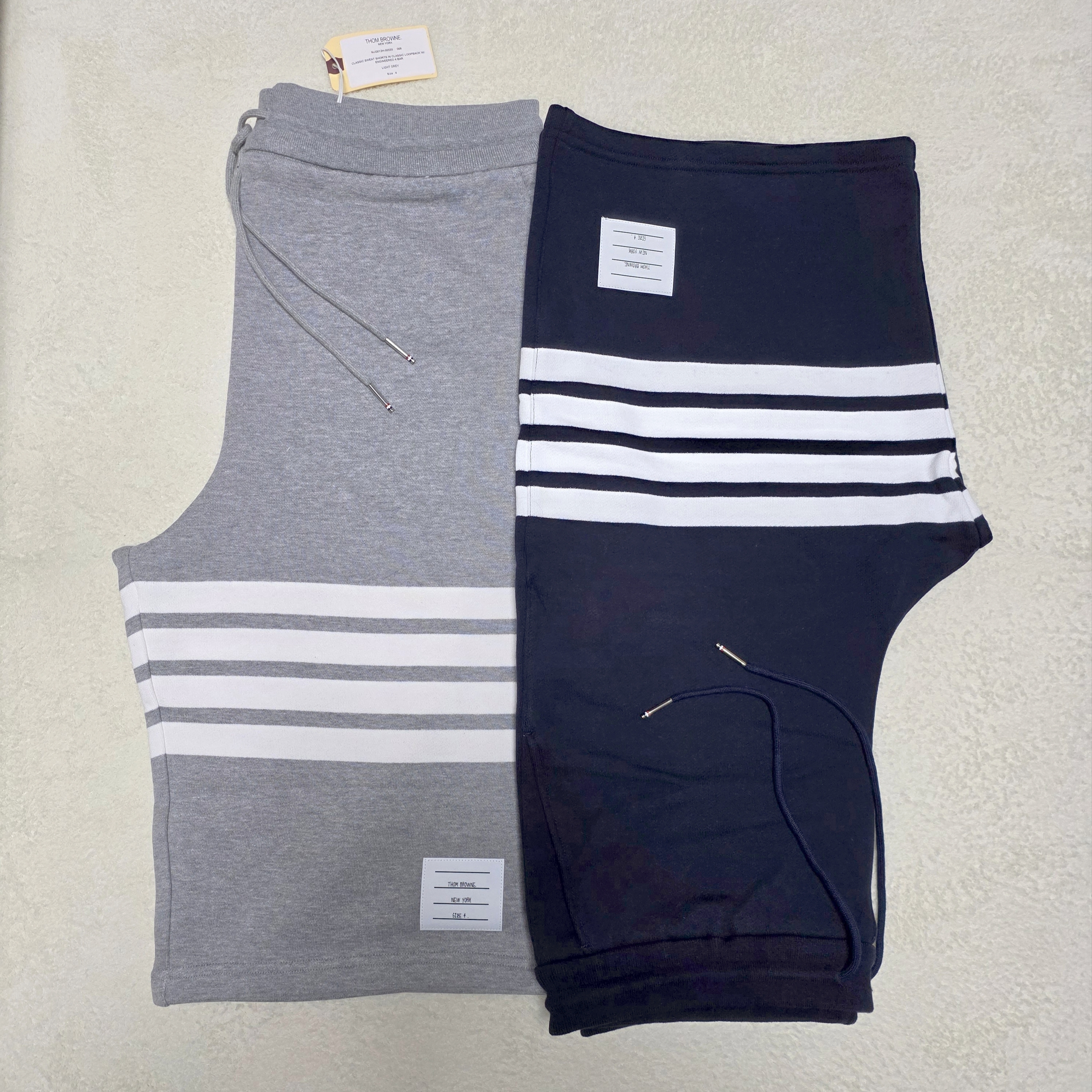 Thom Browne Cotton Loopback Knit Engineered 4-Bar Sweatshorts Light Grey, Thom Browne Cotton LoopBack Knit Engineered 4-Bar Sweatshorts Navy 착용 스타일 - 2
