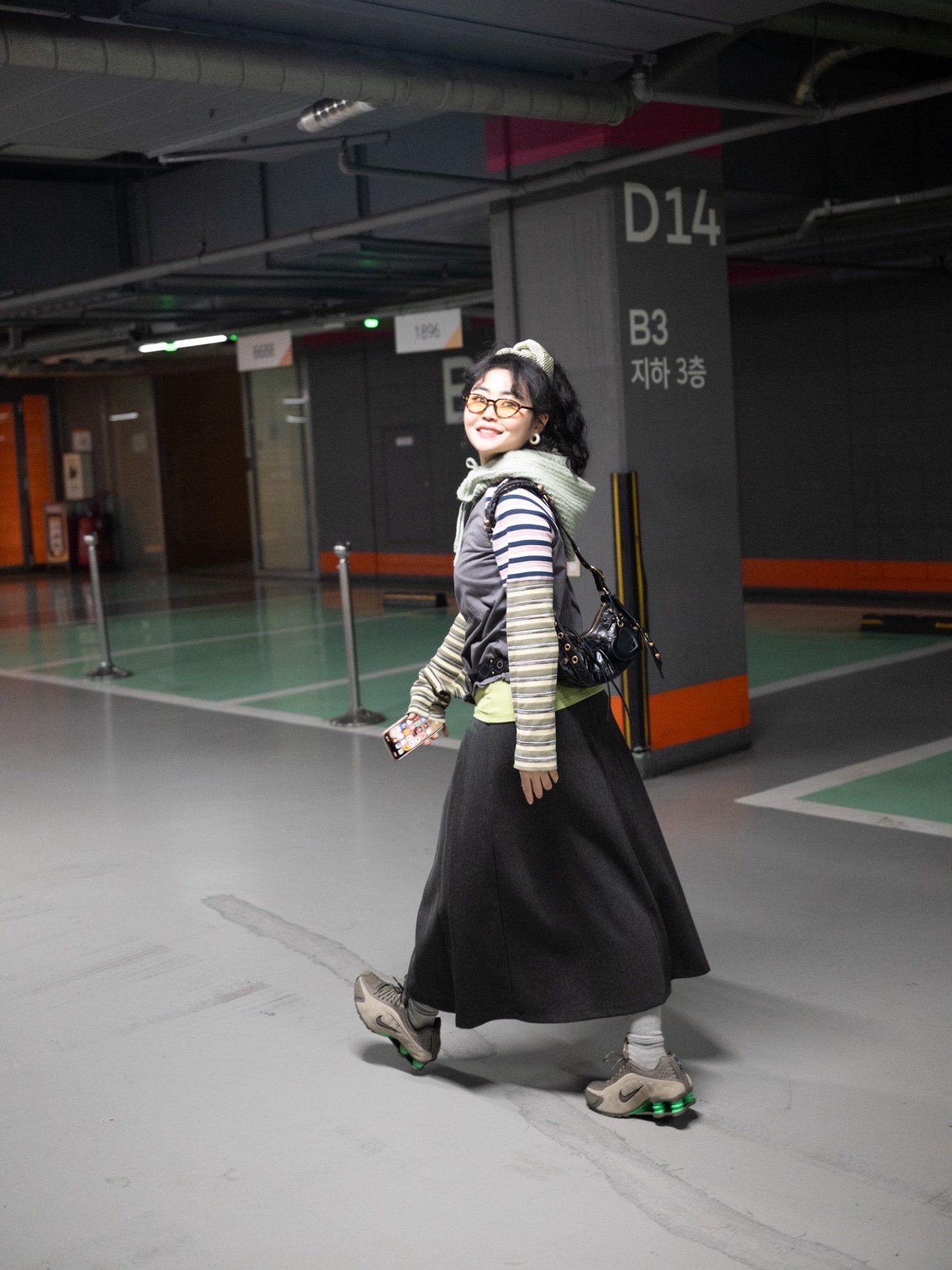 (W) Nike Shox R4 Olive Khaki Green Shock, Balenciaga Le Cagole XS Shoulder Bag Crocodile Embossed Black 착용 스타일 - 4