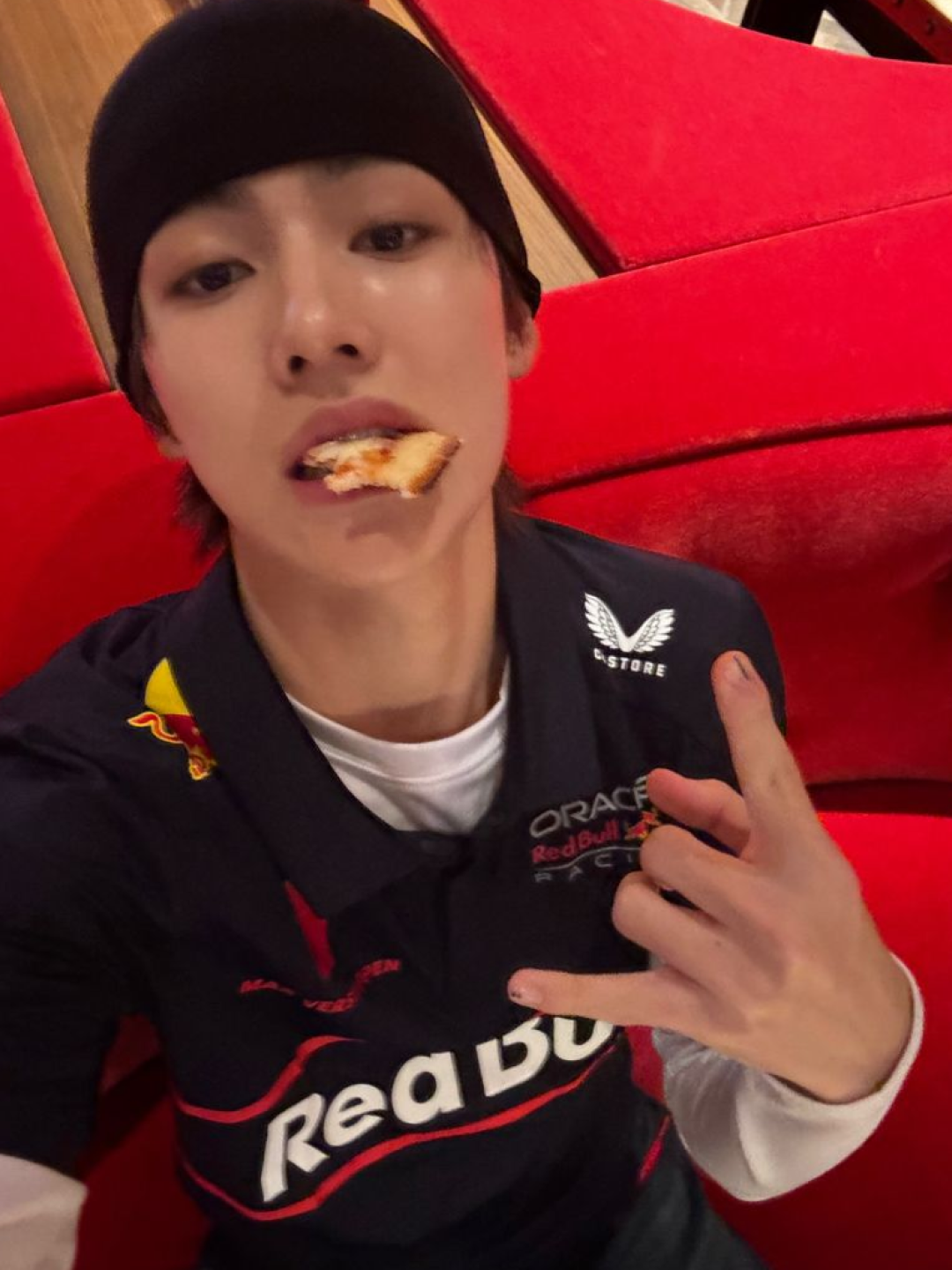 Oracle Red Bull Racing x Castore 2025 Team Max Verstappen Short Sleeve Polo Shirt Night Sky, Plastic Ark BINU Case Clear Blue [BN05] 착용 스타일 - 4