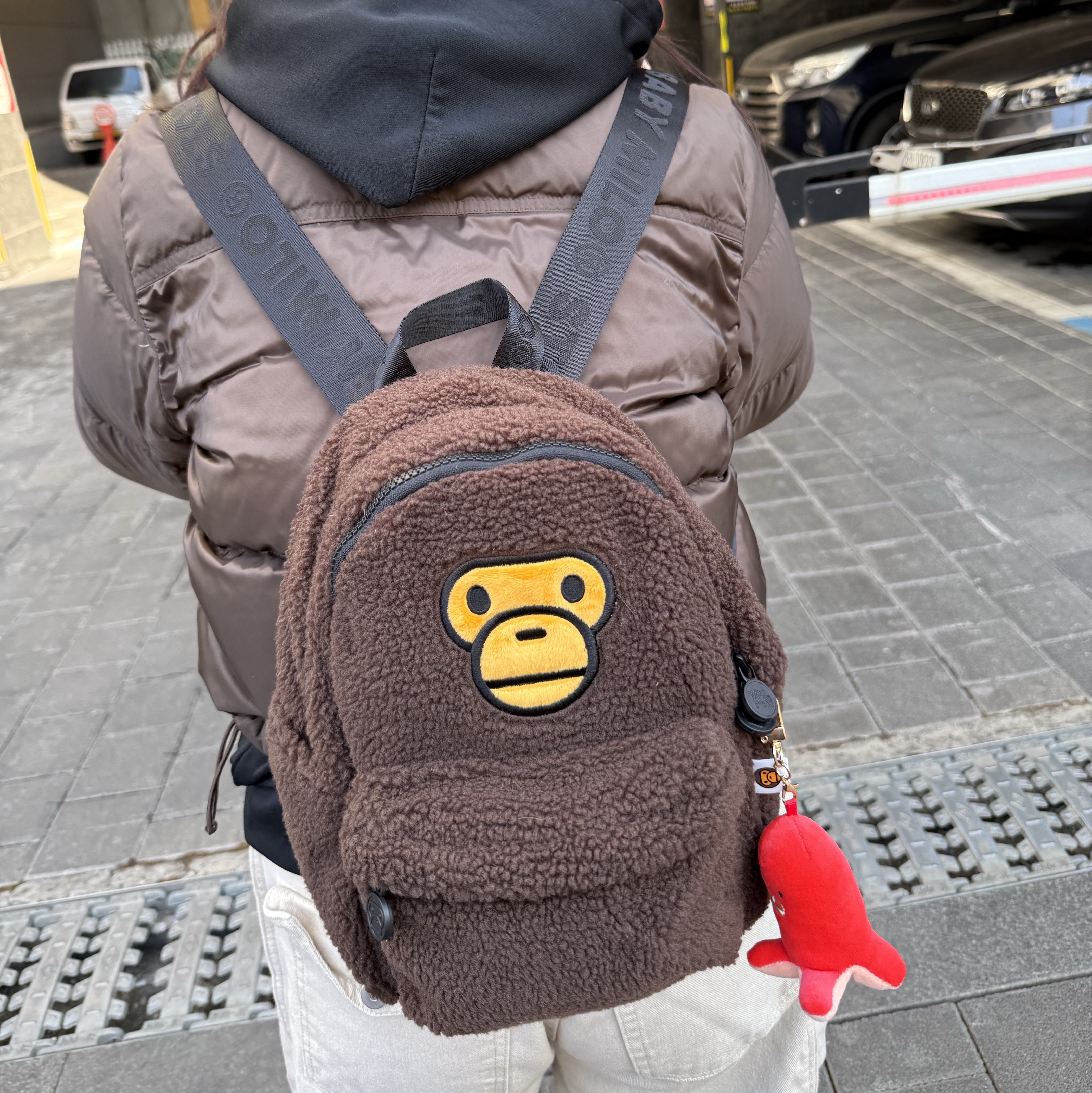 BAPE Baby Milo Mini Fur Backpack Brown 착용 스타일 - 2