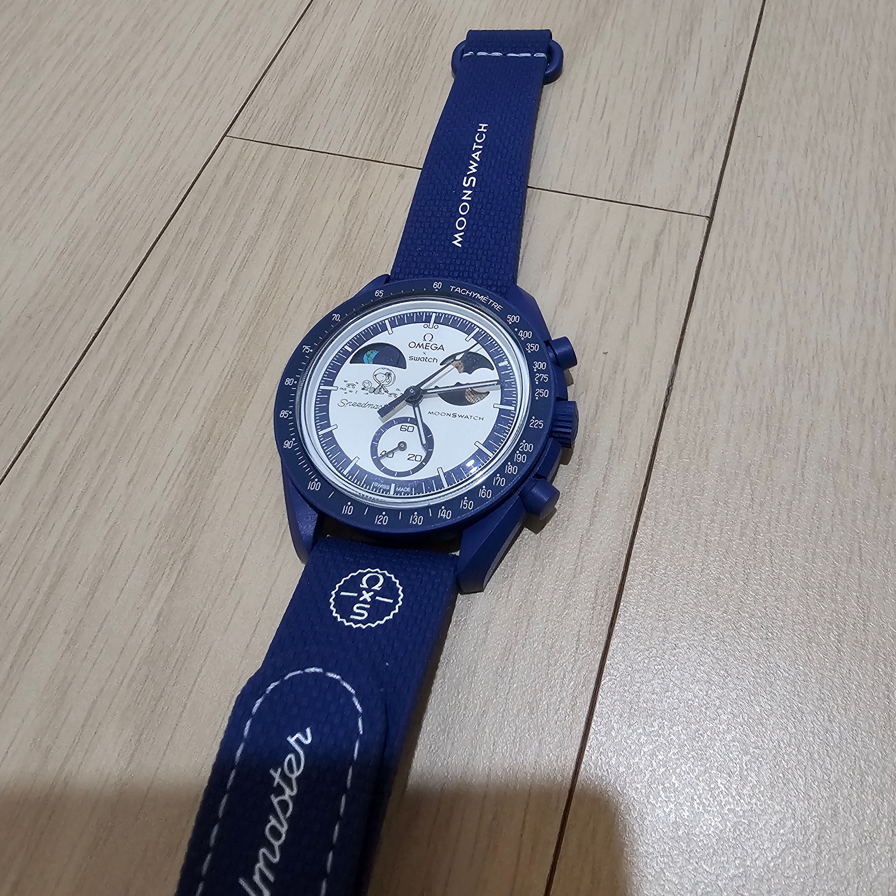 Swatch x Omega x Snoopy Bioceramic Moonswatch September’s Mission To Earthphase 42mm Moonshine Gold 착용 스타일 - 1