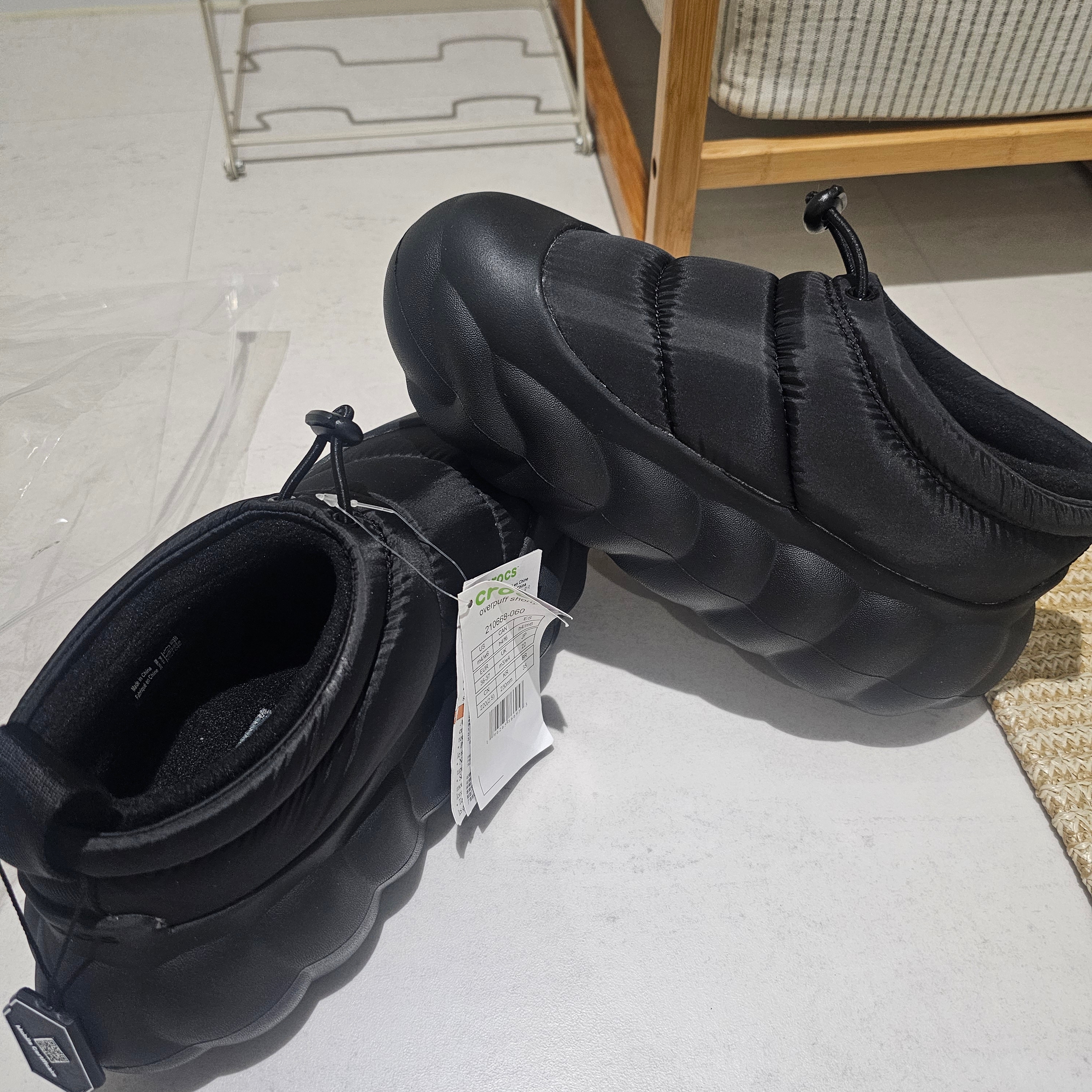 Crocs Overpuff Shorty Black 착용 스타일 - 3