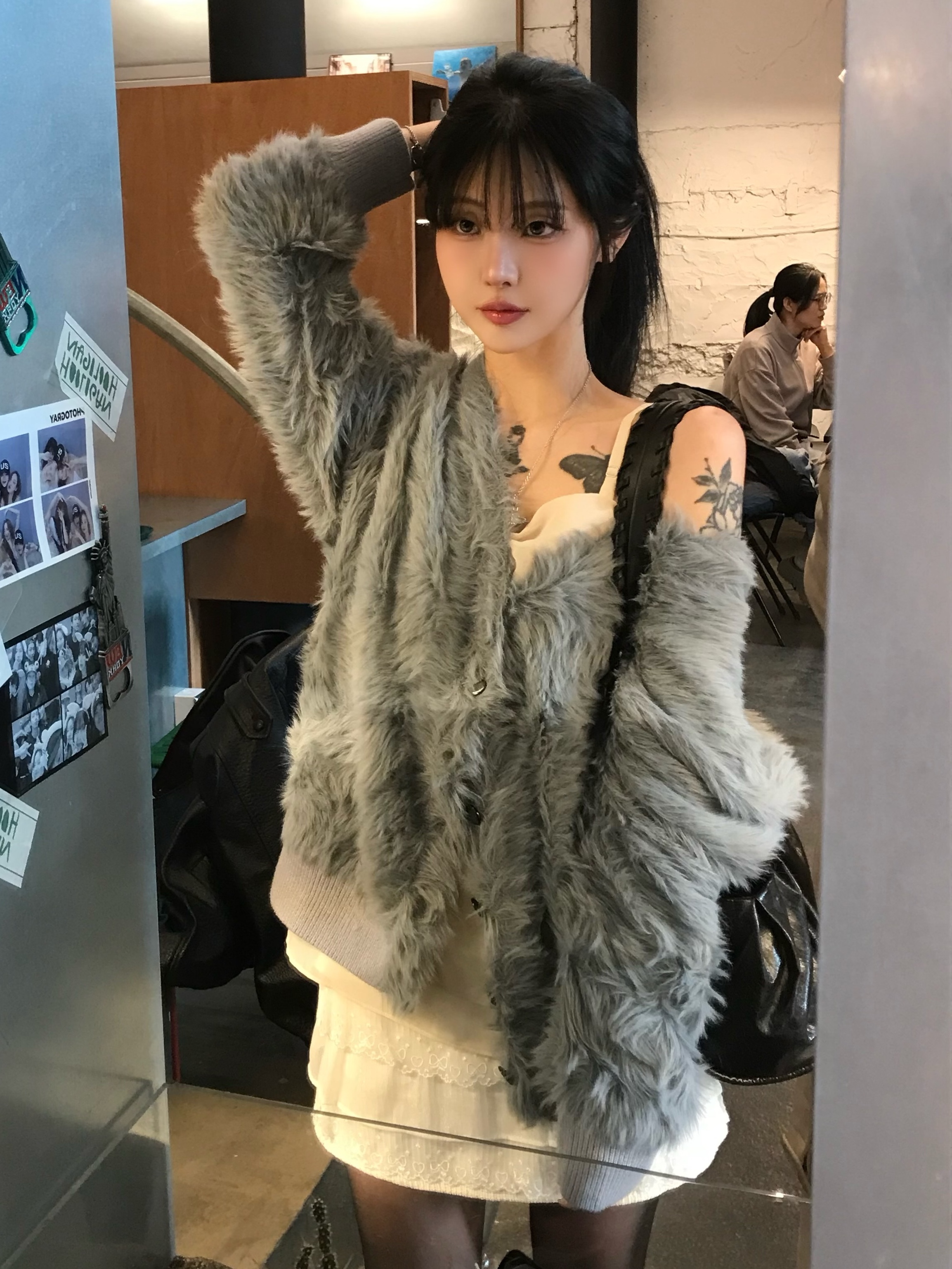PHOS333 Hairy Cardigan Blue Grey, PHOS333 Hairy Cardigan Beige 착용 스타일 - 5