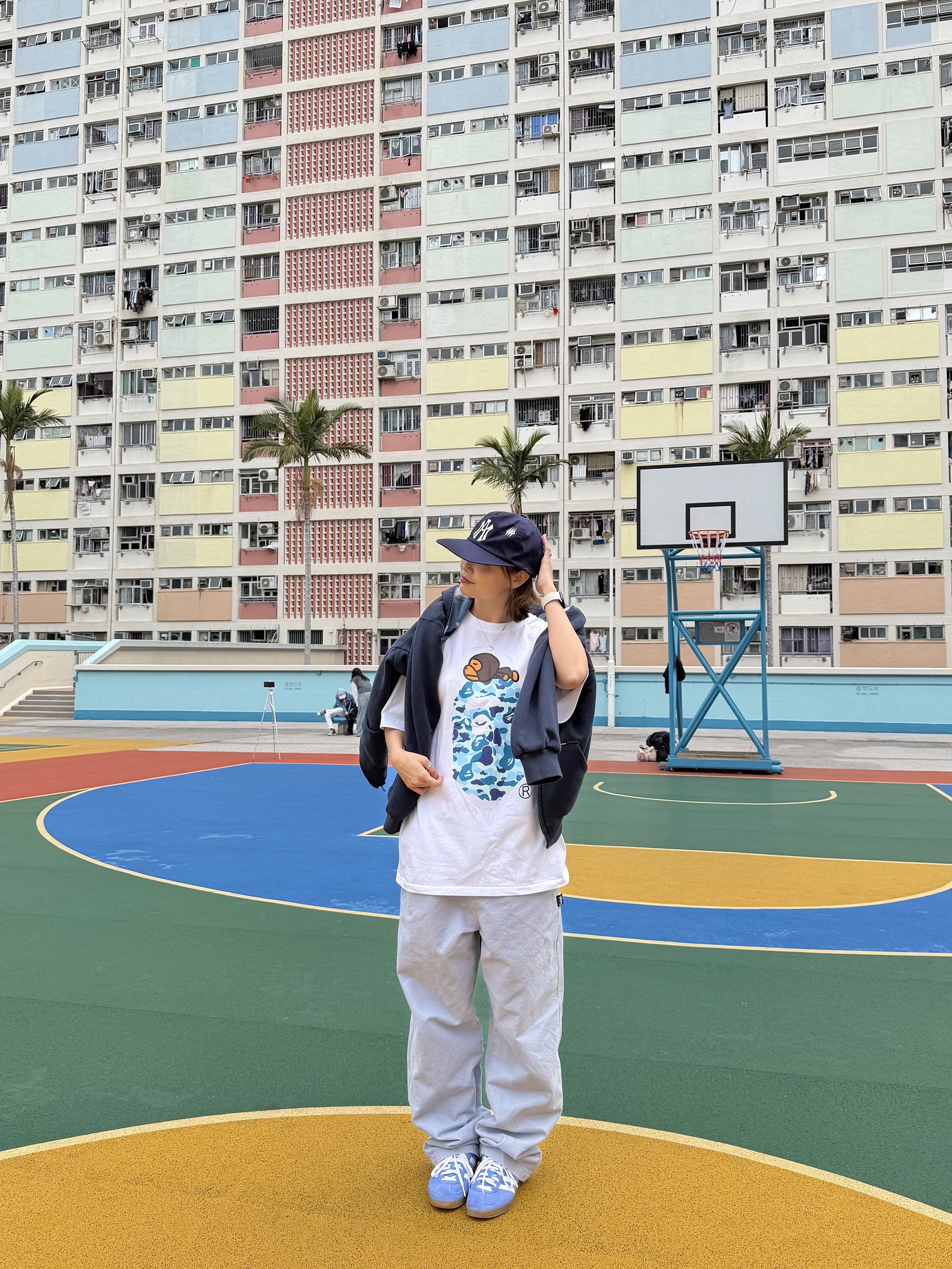 BAPE ABC Camo Milo on Big Ape T-Shirt White Blue, (W) Adidas Gazelle Indoor Blue Fusion Cloud White 착용 스타일 - 4