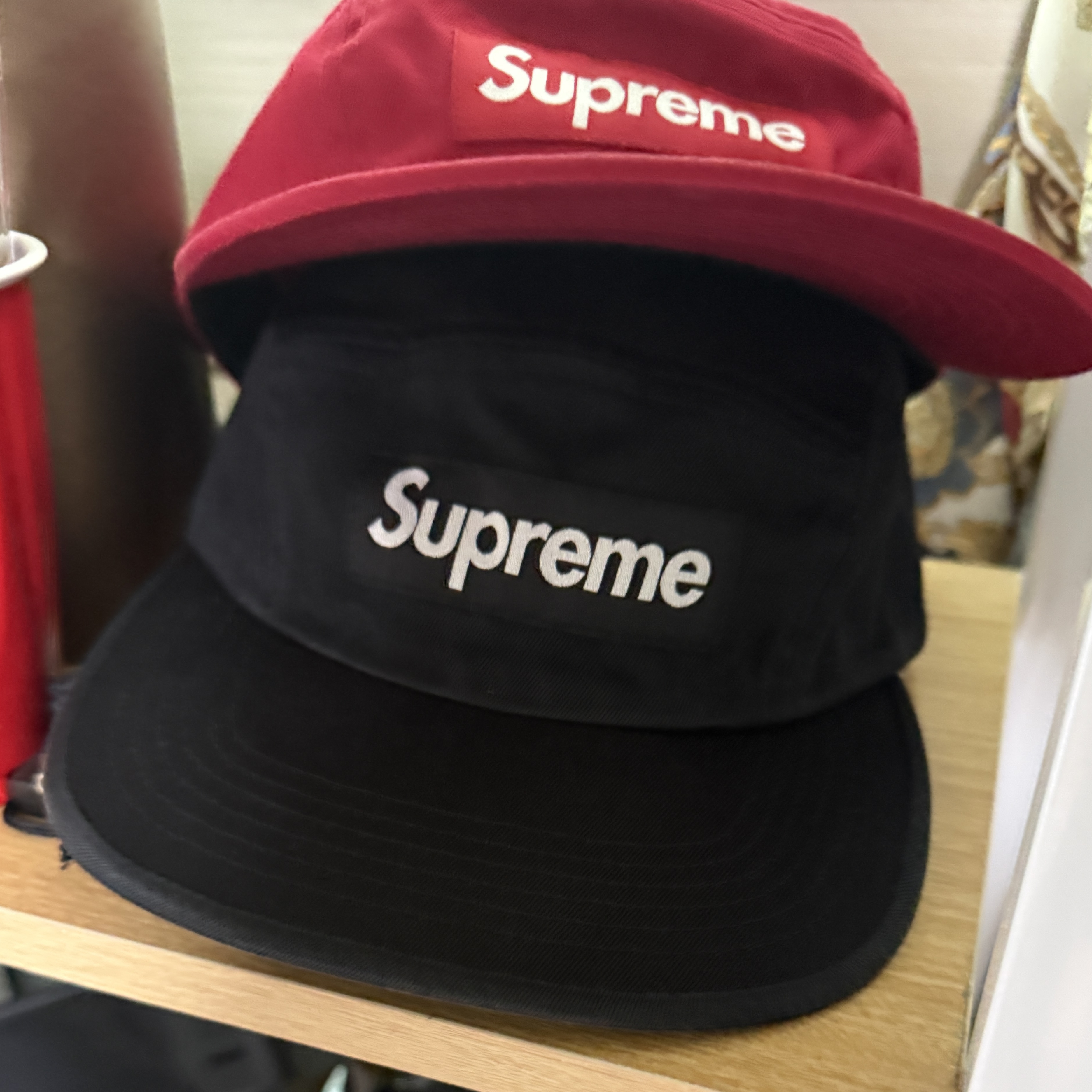 Supreme Washed Chino Twill Camp Cap Black - 25SS, Supreme Washed Chino Twill Camp Cap Red - 25SS 착용 스타일