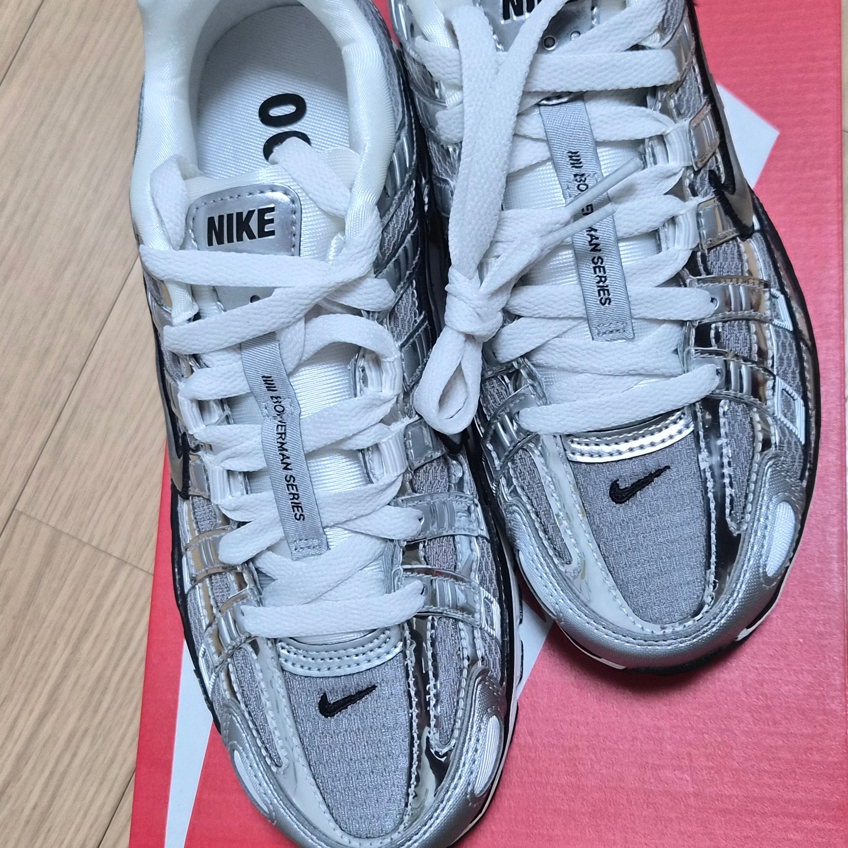 Nike P-6000 Metallic Silver 착용 스타일
