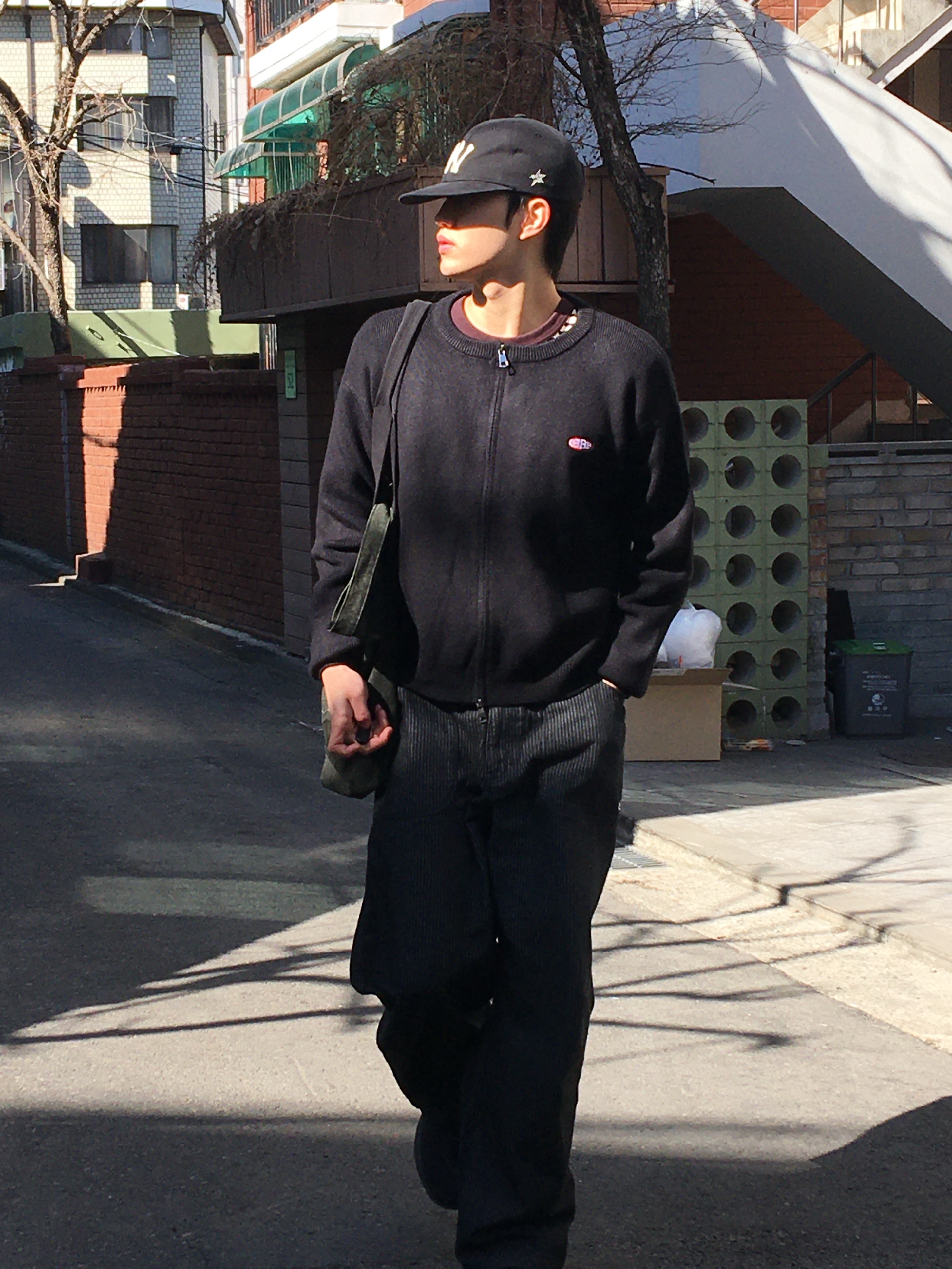 Aoiro 6-Panel Bone A/N Cap Black, Stussy Canvas Extra Large Tote Bag Washed Black 착용 스타일