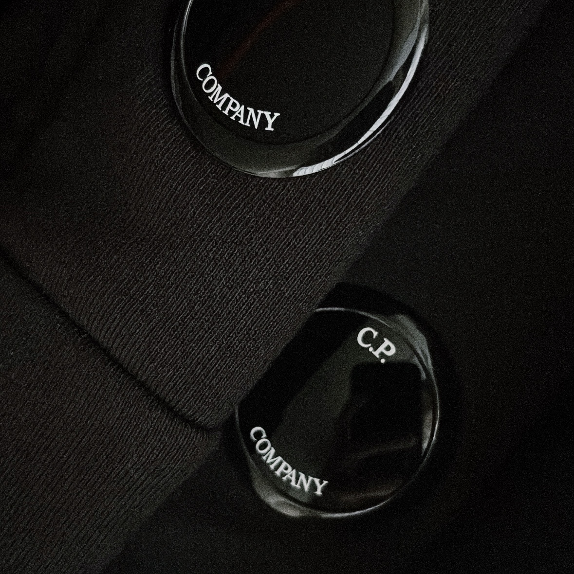 C.P. Company Pro-Tek Hooded Lens Jacket Black - 26SS, C.P. Company Lens Wappen Sweatshirt Black - 25FW 착용 스타일